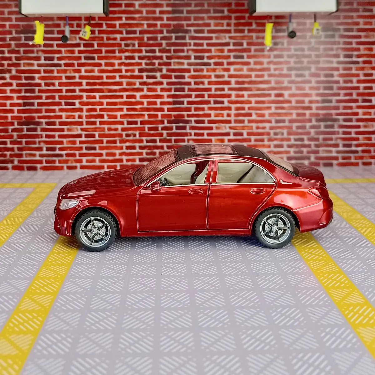 1:32 C260L alloy car model doors and the front hood and trunk door can be opened can be given as a birthday gift to children