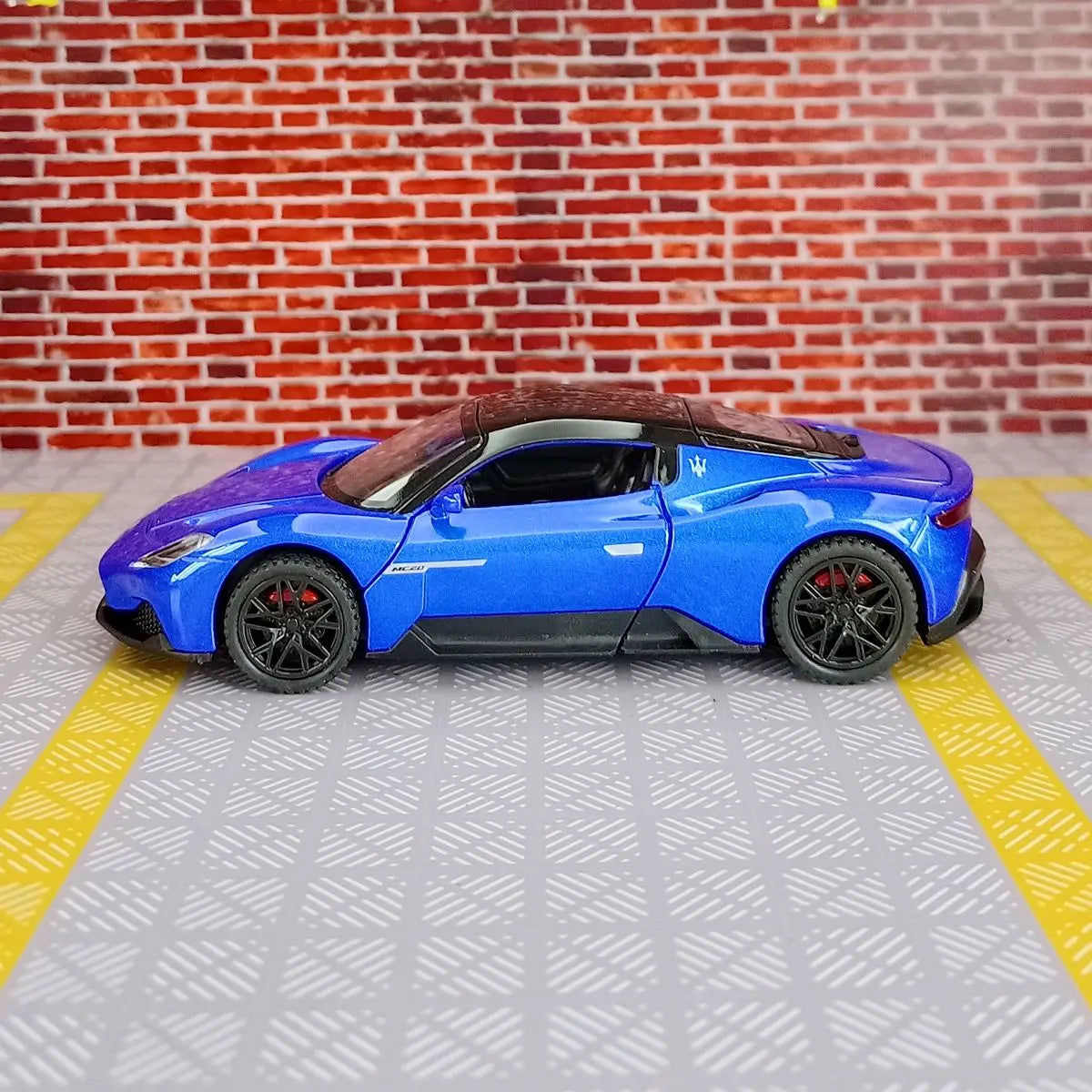 1:32 MC20 Alloy Sports Car Model doors and the front hood and trunk door can be opened has sound and lighting functions