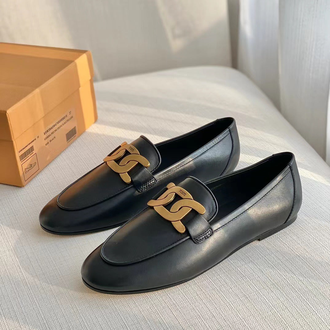 White and black leather Oxford shoes with metal buckle, flat heel, British retro style, suitable for office and career wear for women.