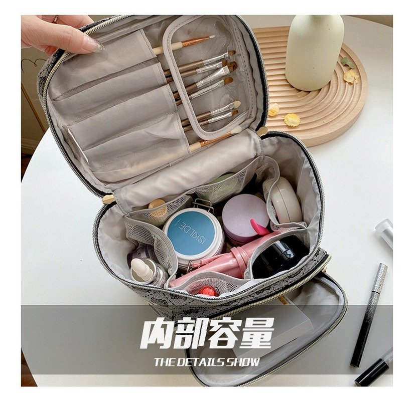 hello-kitty-makeup-bag