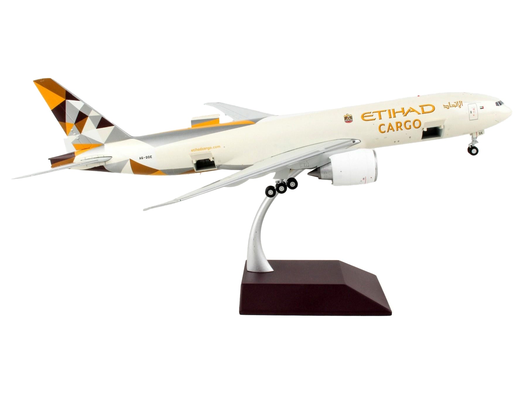 GeminiJets Boeing 777F Etihad Airways Cargo diecast model airplane with beige body and tail graphics, 1/200 scale.