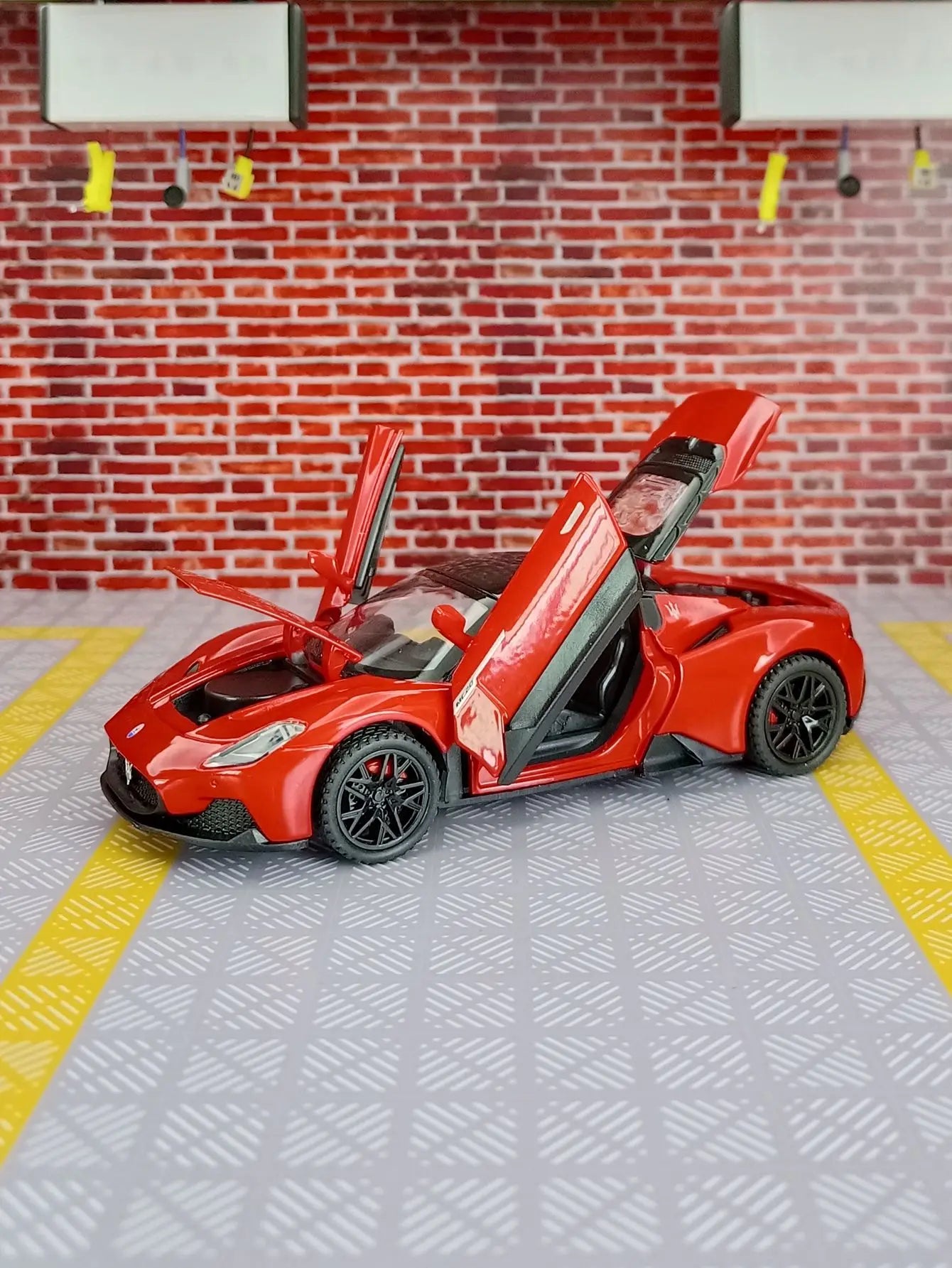 1:32 MC20 Alloy Sports Car Model doors and the front hood and trunk door can be opened has sound and lighting functions
