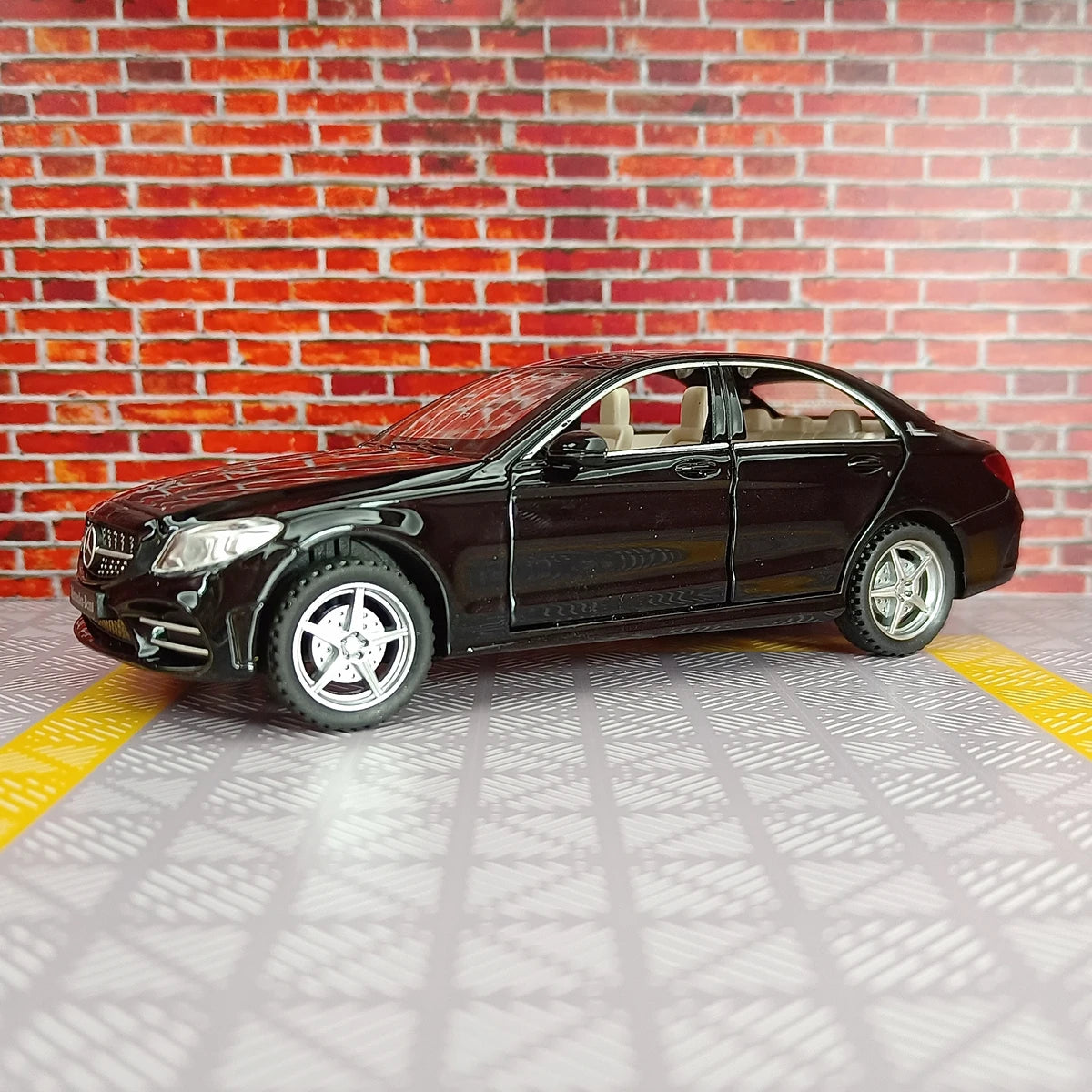 1:32 C260L alloy car model doors and the front hood and trunk door can be opened can be given as a birthday gift to children