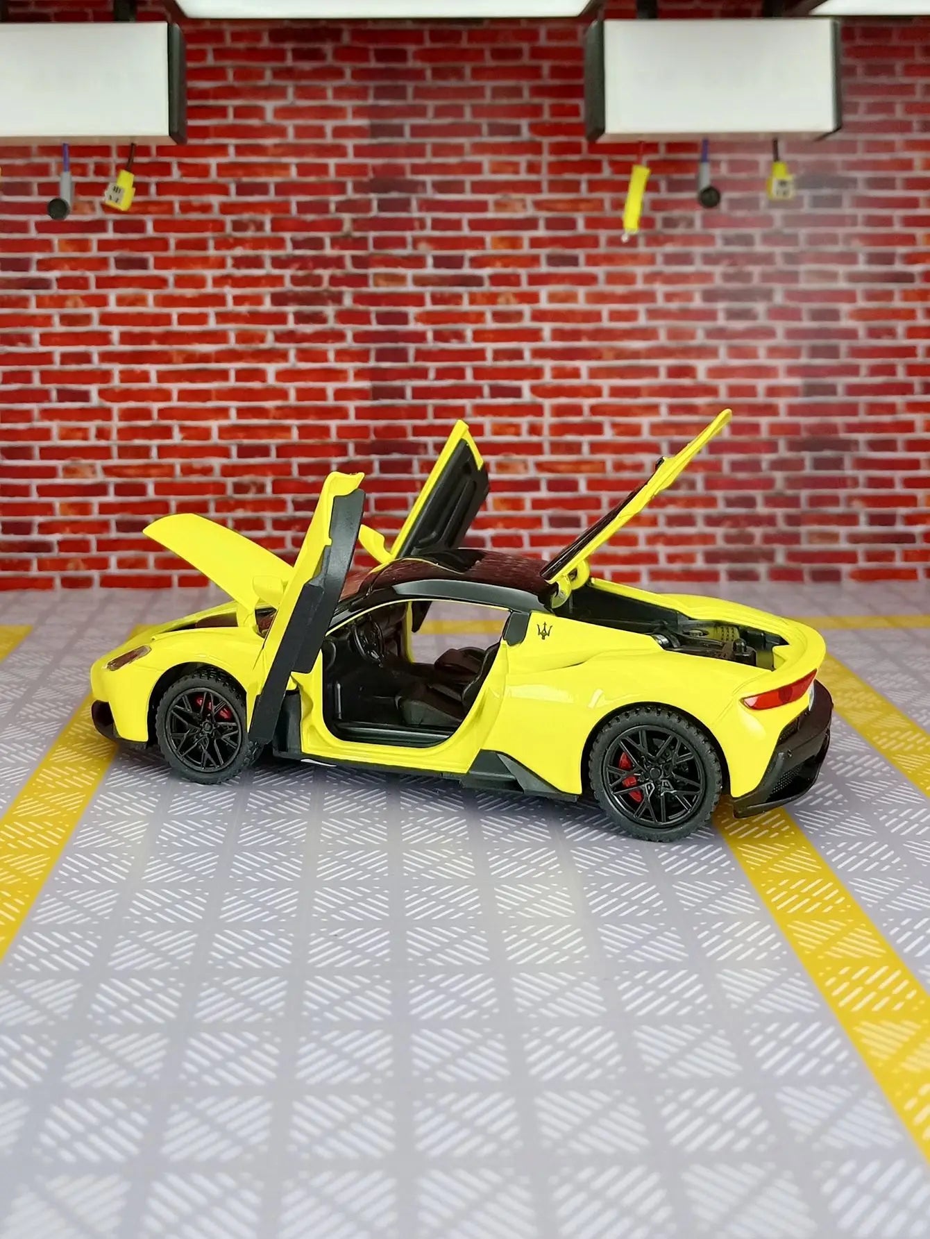 1:32 MC20 Alloy Sports Car Model doors and the front hood and trunk door can be opened has sound and lighting functions