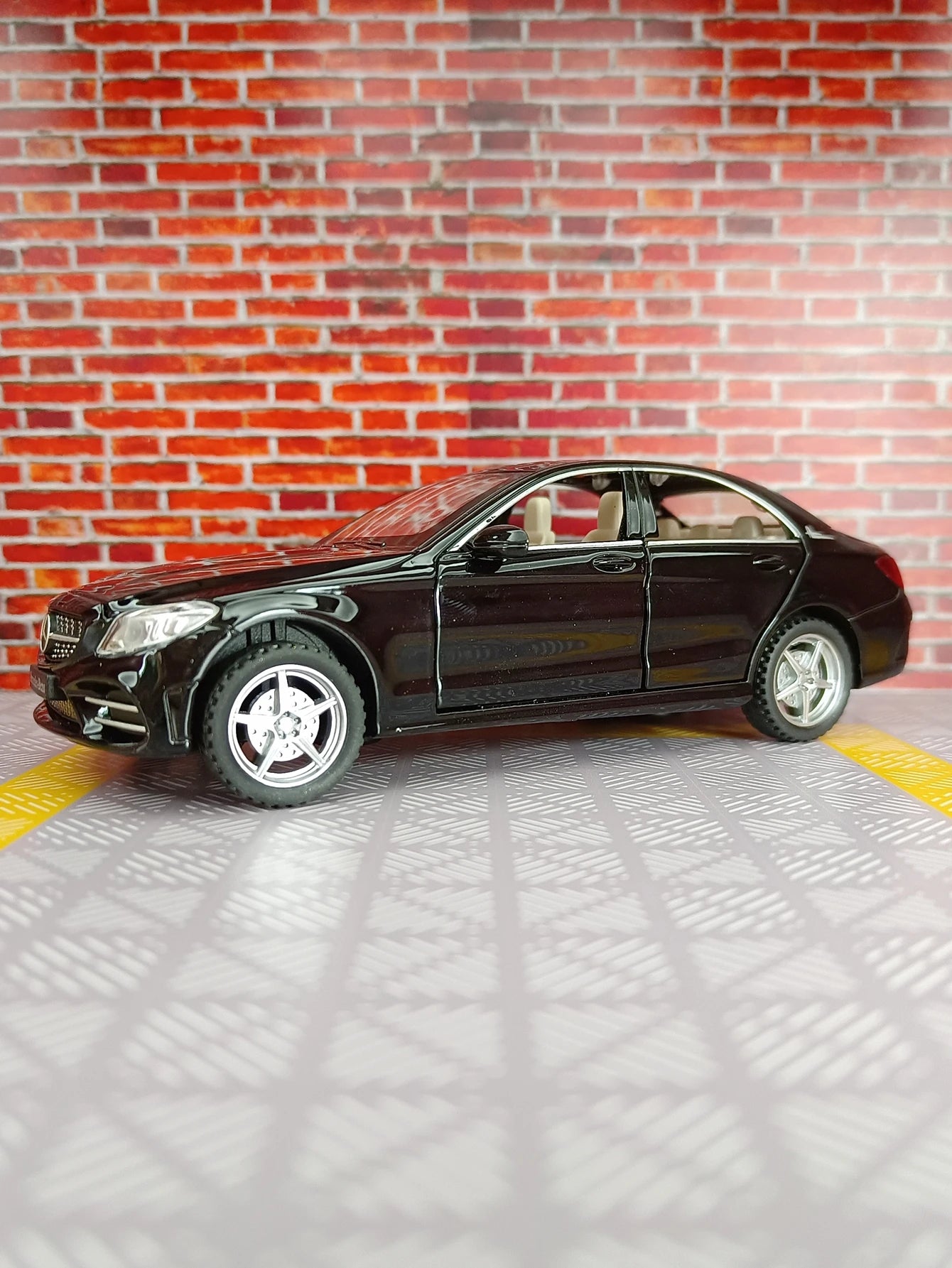 1:32 C260L alloy car model doors and the front hood and trunk door can be opened can be given as a birthday gift to children