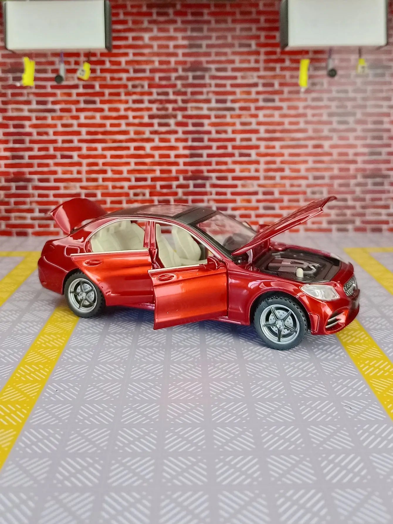 1:32 C260L alloy car model doors and the front hood and trunk door can be opened can be given as a birthday gift to children