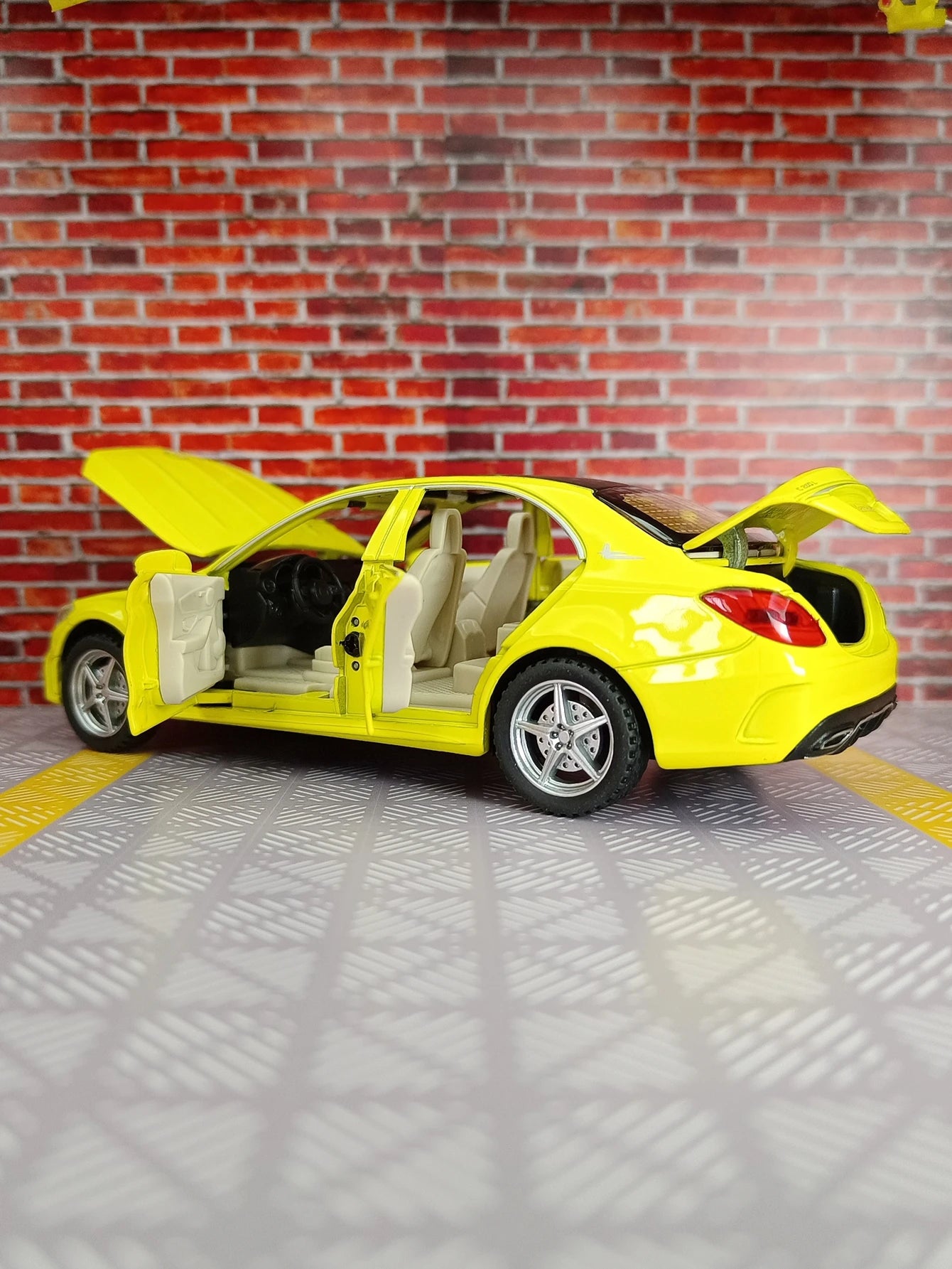 1:32 C260L alloy car model doors and the front hood and trunk door can be opened can be given as a birthday gift to children