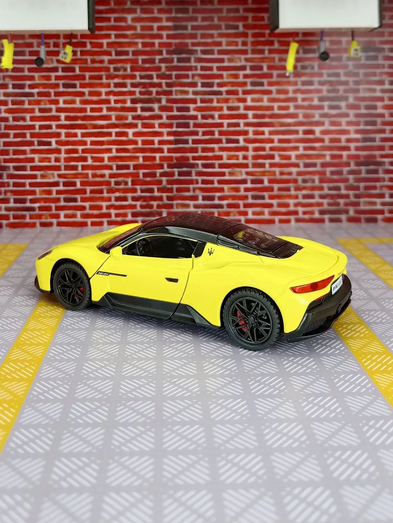 1:32 MC20 Alloy Sports Car Model doors and the front hood and trunk door can be opened has sound and lighting functions