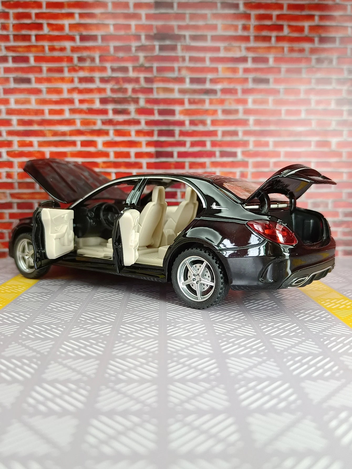 1:32 C260L alloy car model doors and the front hood and trunk door can be opened can be given as a birthday gift to children
