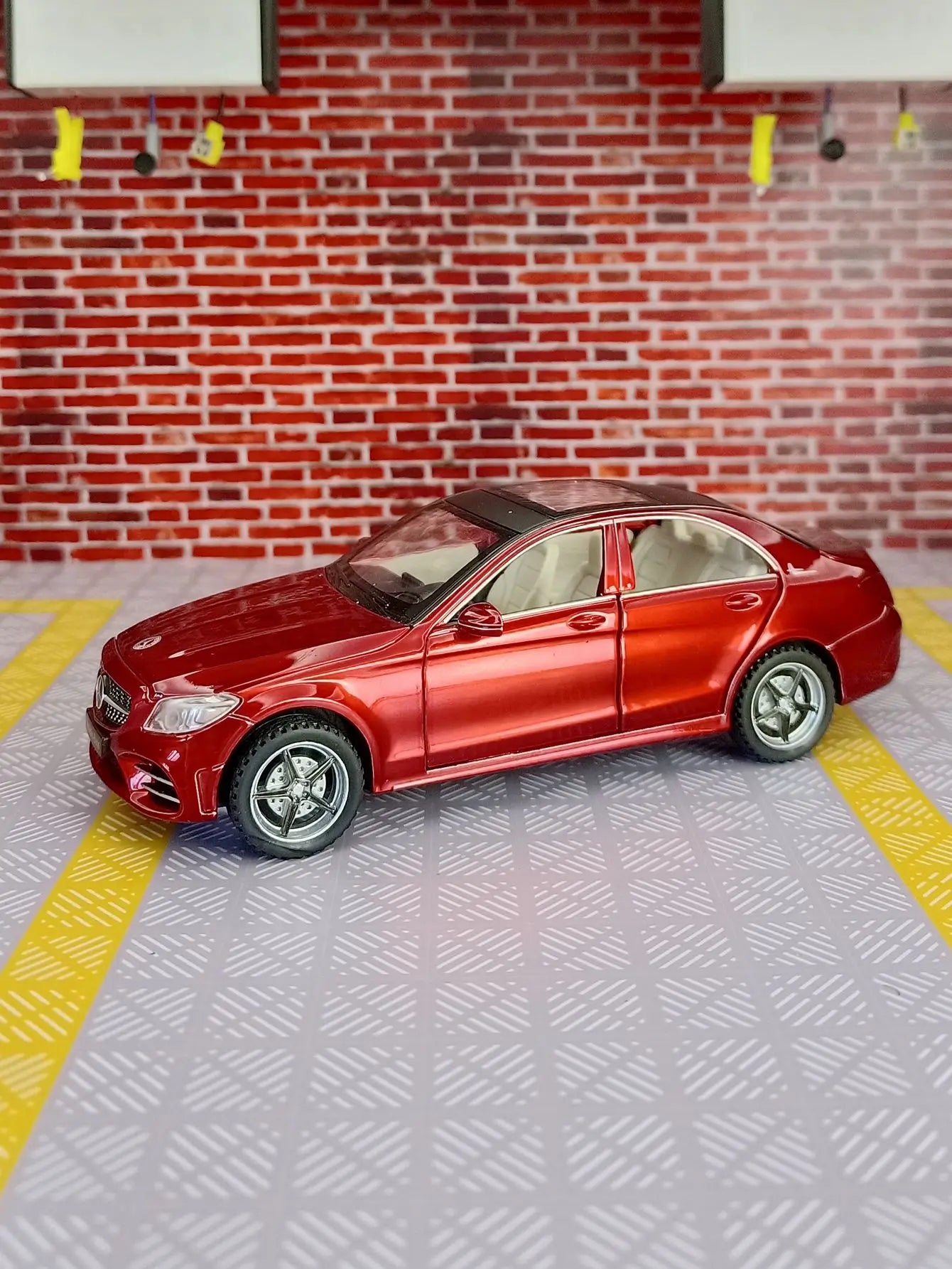 1:32 C260L alloy car model doors and the front hood and trunk door can be opened can be given as a birthday gift to children