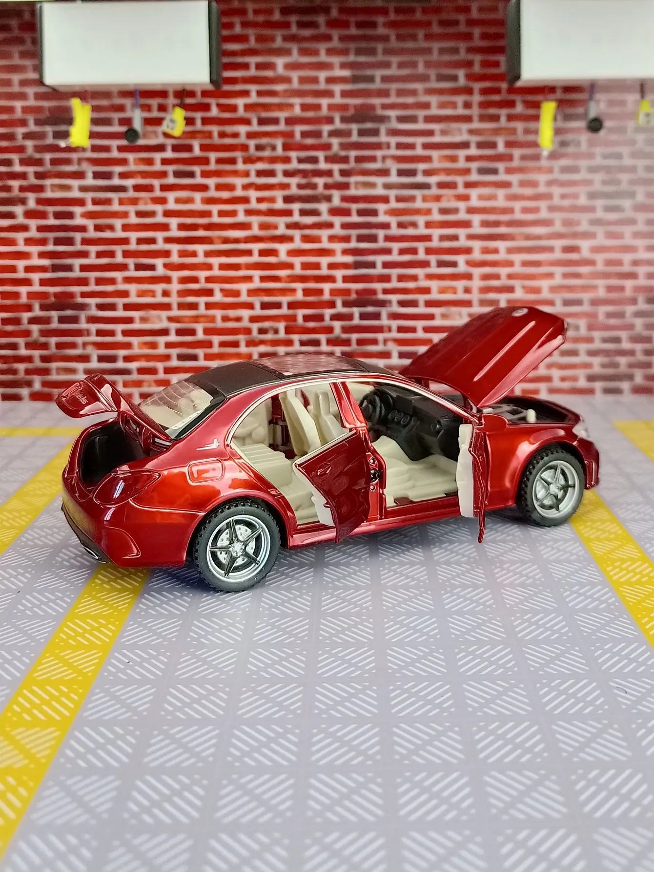 1:32 C260L alloy car model doors and the front hood and trunk door can be opened can be given as a birthday gift to children
