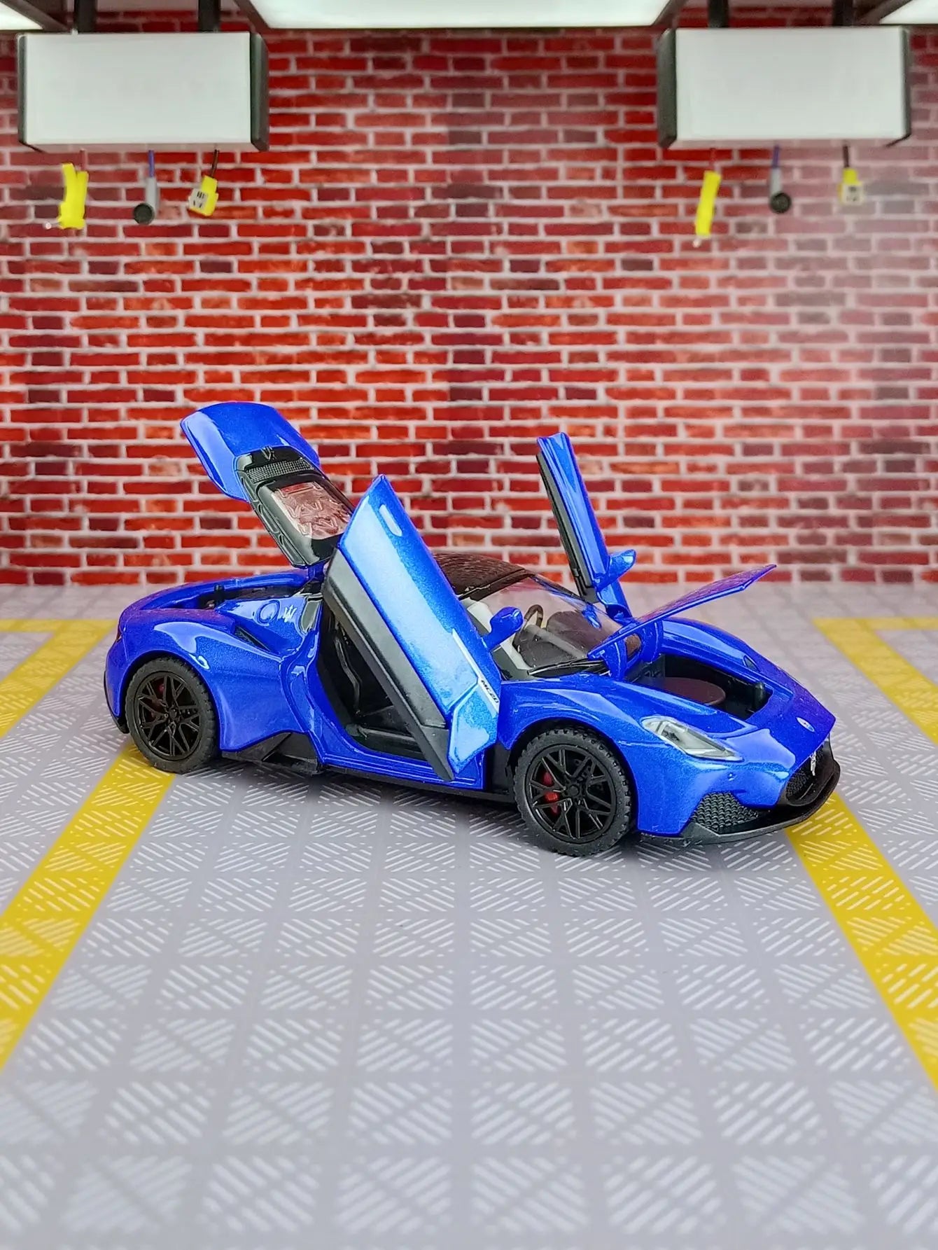 1:32 MC20 Alloy Sports Car Model doors and the front hood and trunk door can be opened has sound and lighting functions
