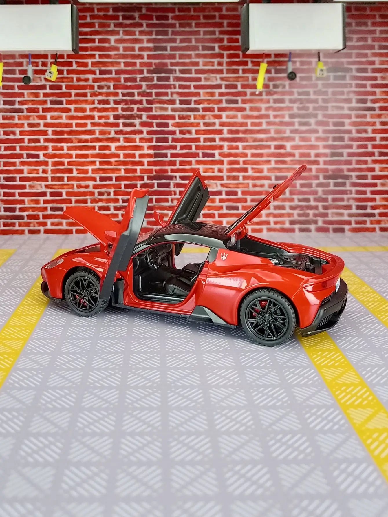 1:32 MC20 Alloy Sports Car Model doors and the front hood and trunk door can be opened has sound and lighting functions