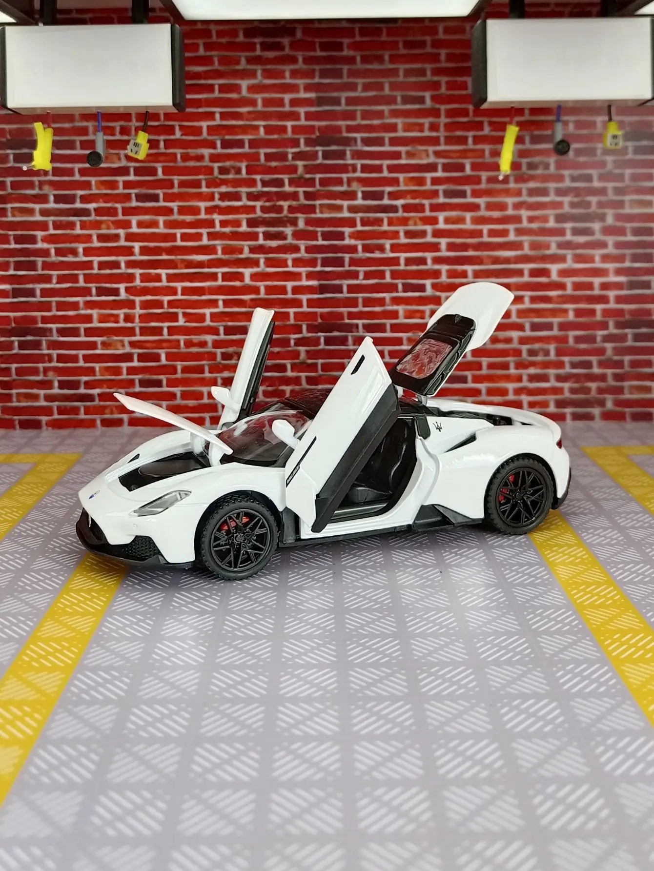 1:32 MC20 Alloy Sports Car Model doors and the front hood and trunk door can be opened has sound and lighting functions