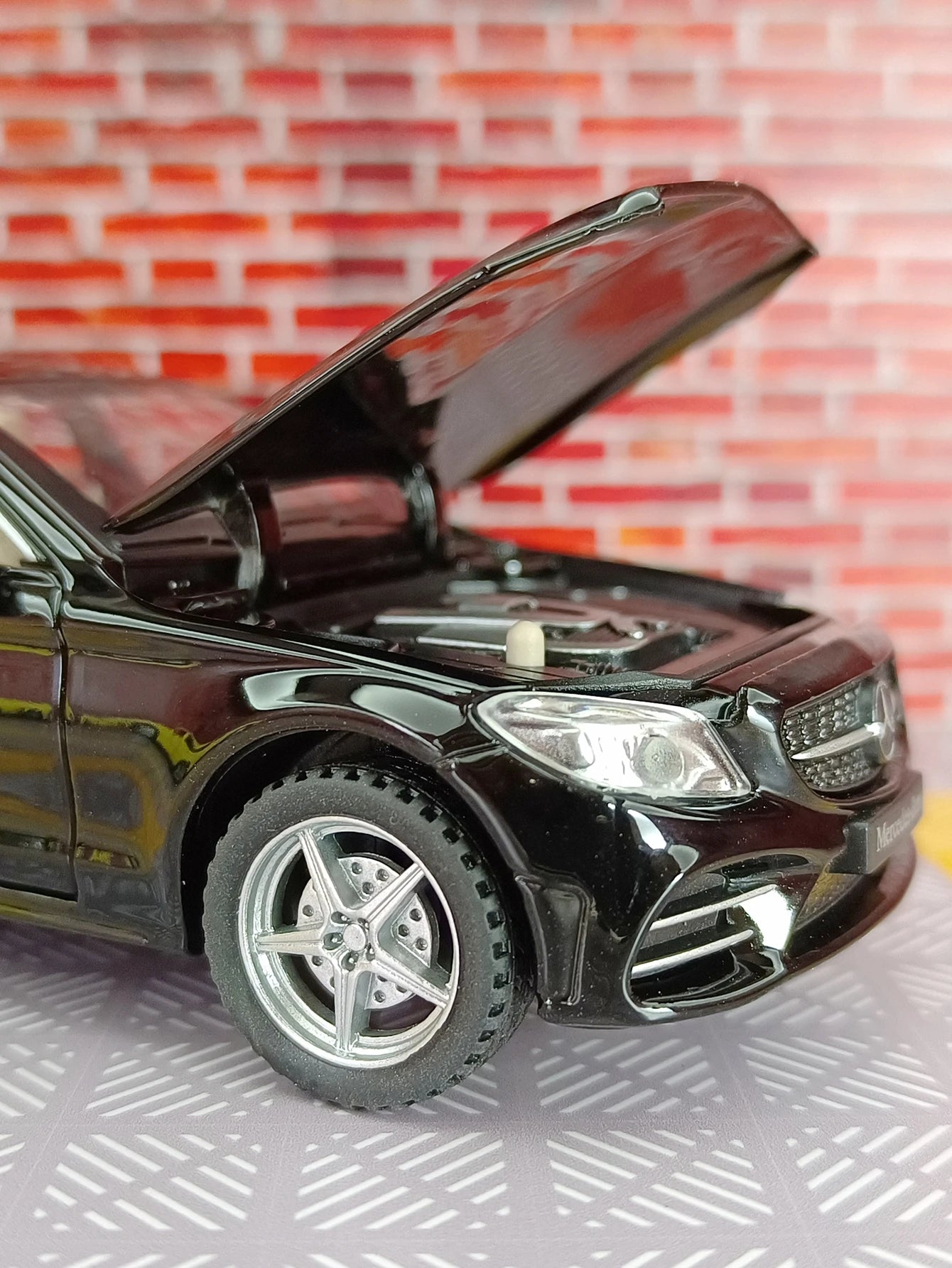 1:32 C260L alloy car model doors and the front hood and trunk door can be opened can be given as a birthday gift to children