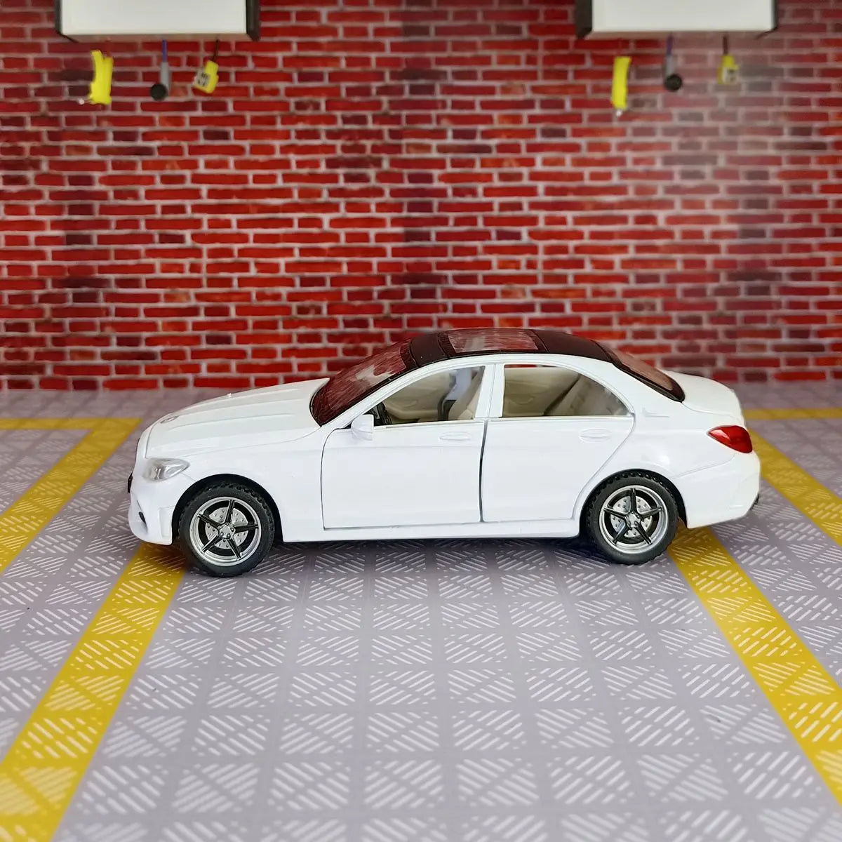 1:32 C260L alloy car model doors and the front hood and trunk door can be opened can be given as a birthday gift to children