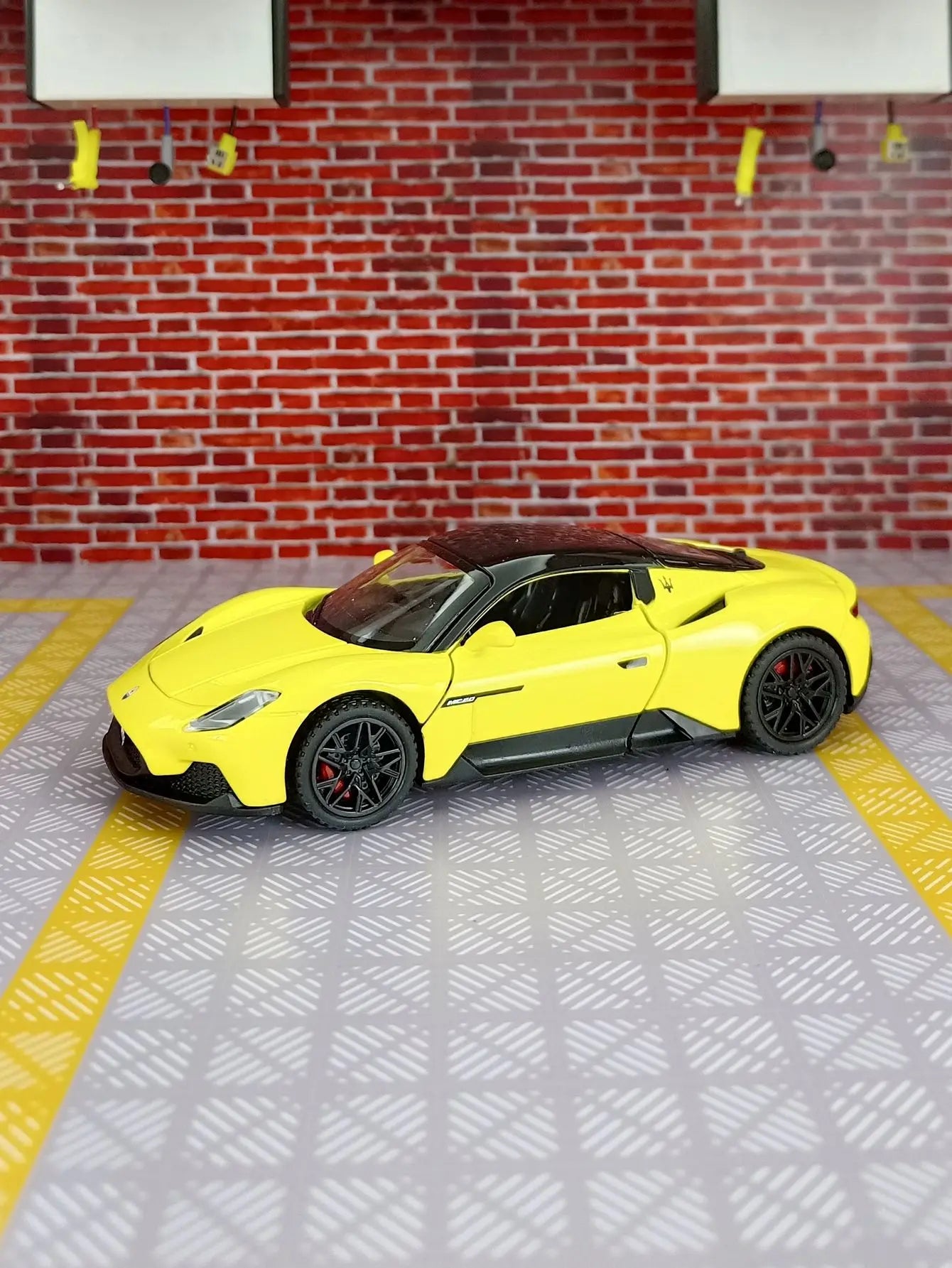 1:32 MC20 Alloy Sports Car Model doors and the front hood and trunk door can be opened has sound and lighting functions