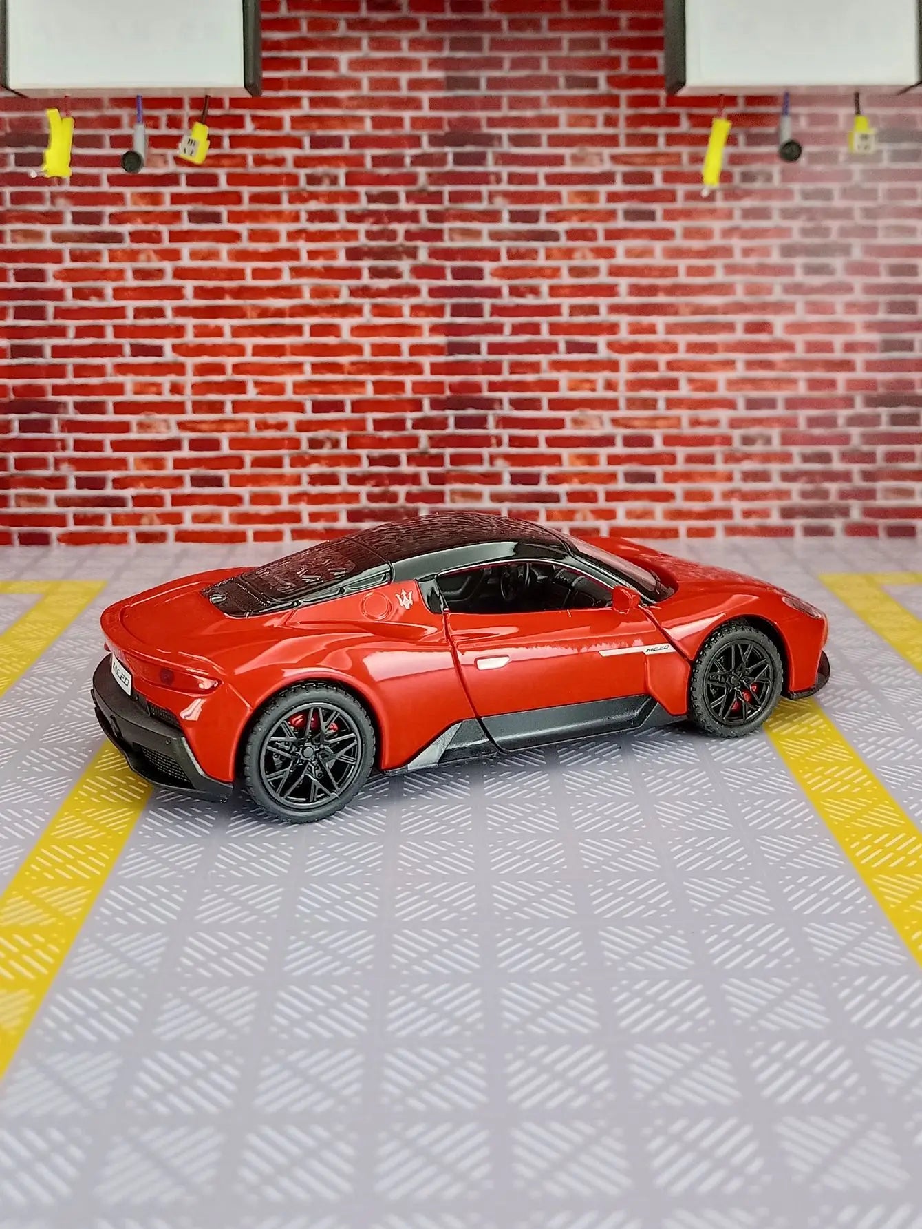 1:32 MC20 Alloy Sports Car Model doors and the front hood and trunk door can be opened has sound and lighting functions