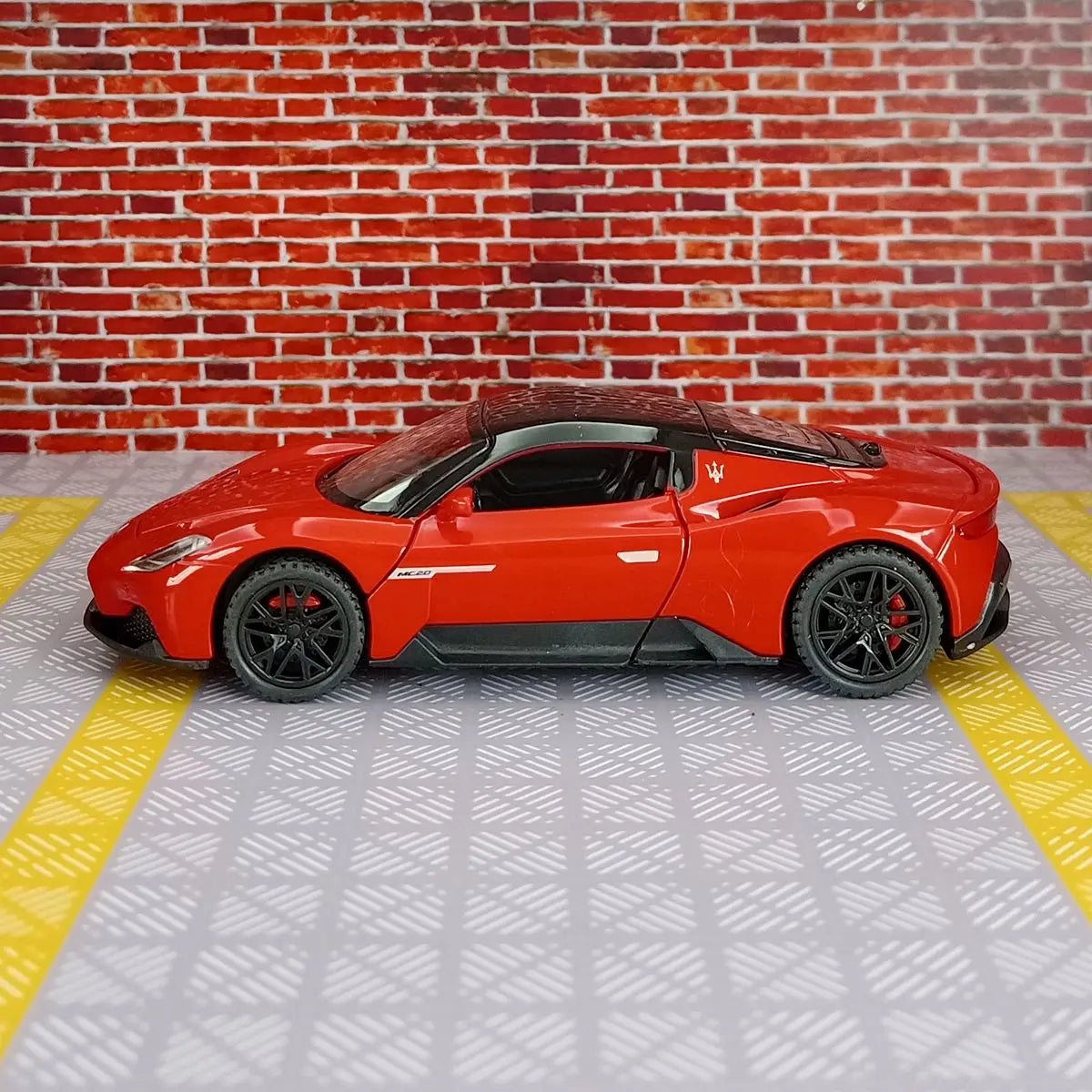 1:32 MC20 Alloy Sports Car Model doors and the front hood and trunk door can be opened has sound and lighting functions