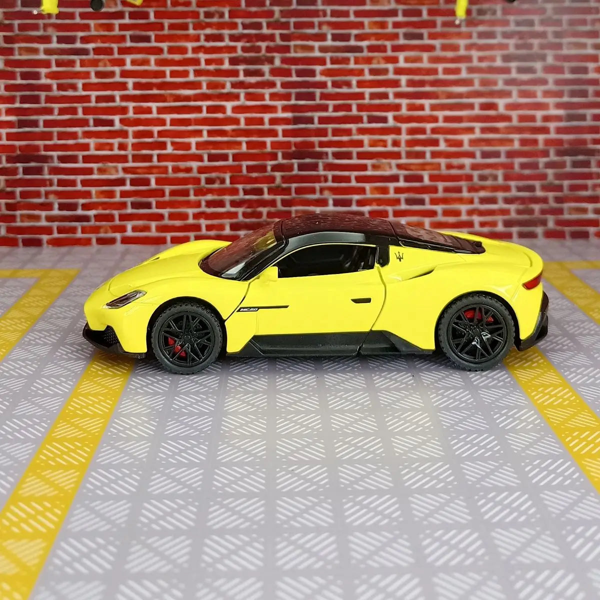 1:32 MC20 Alloy Sports Car Model doors and the front hood and trunk door can be opened has sound and lighting functions