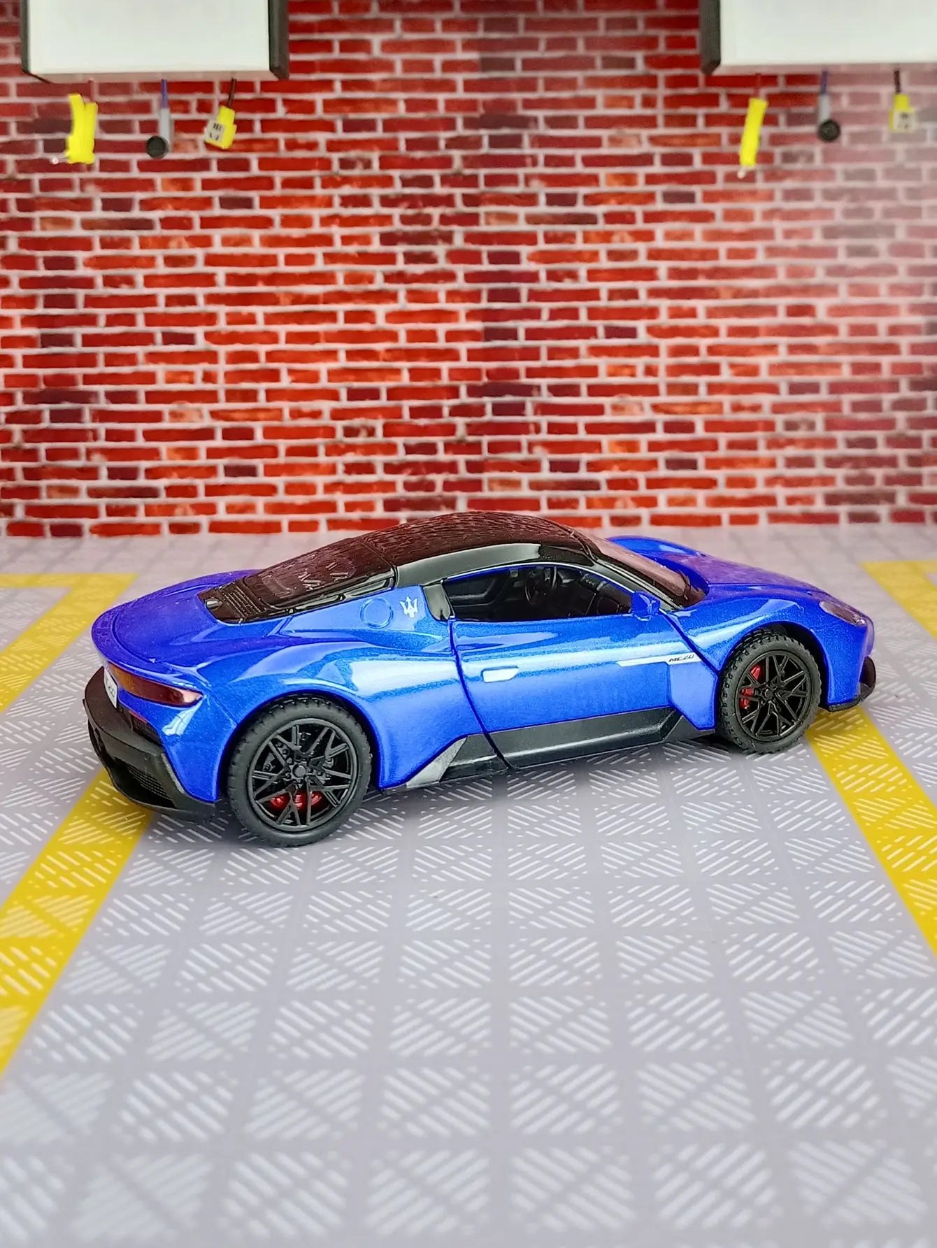 1:32 MC20 Alloy Sports Car Model doors and the front hood and trunk door can be opened has sound and lighting functions