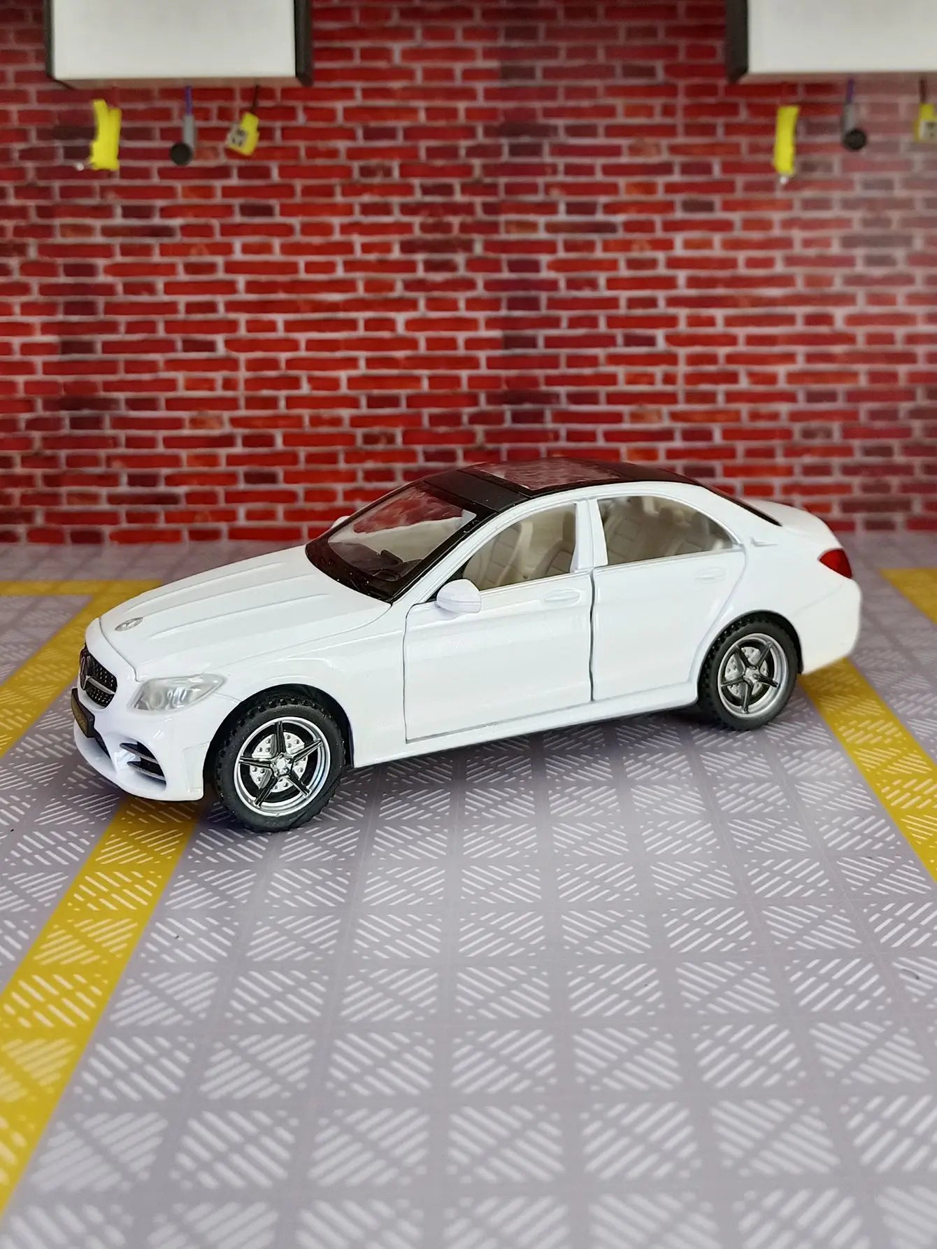 1:32 C260L alloy car model doors and the front hood and trunk door can be opened can be given as a birthday gift to children