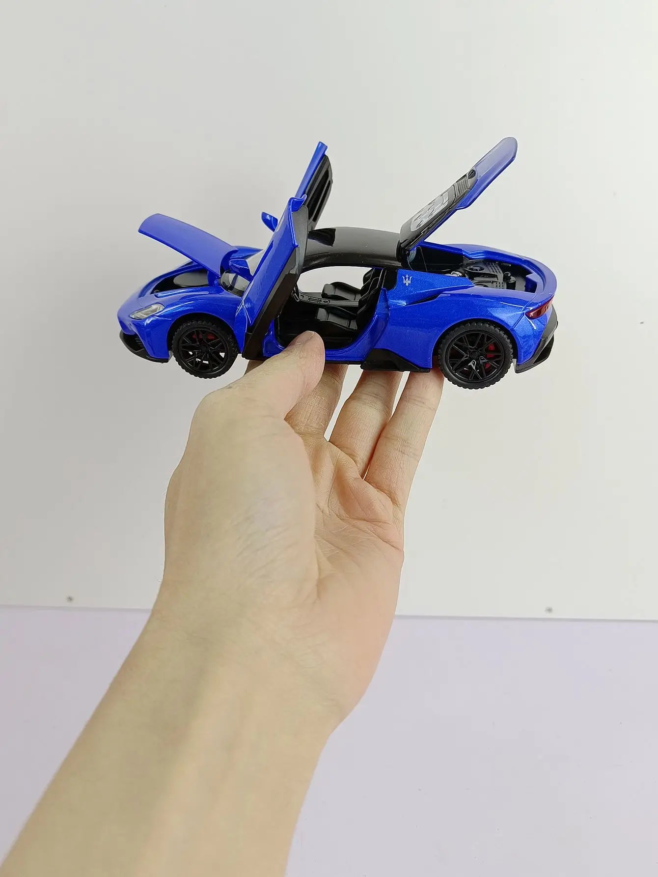 1:32 MC20 Alloy Sports Car Model doors and the front hood and trunk door can be opened has sound and lighting functions