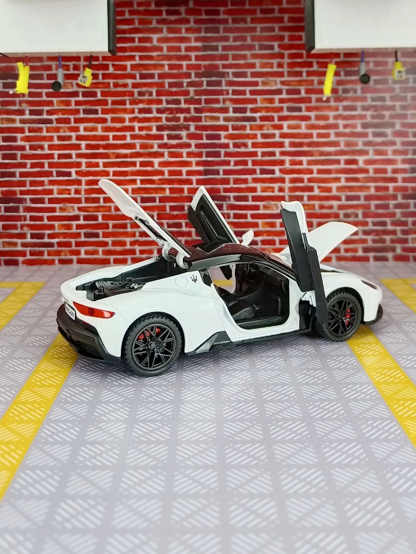 1:32 MC20 Alloy Sports Car Model doors and the front hood and trunk door can be opened has sound and lighting functions