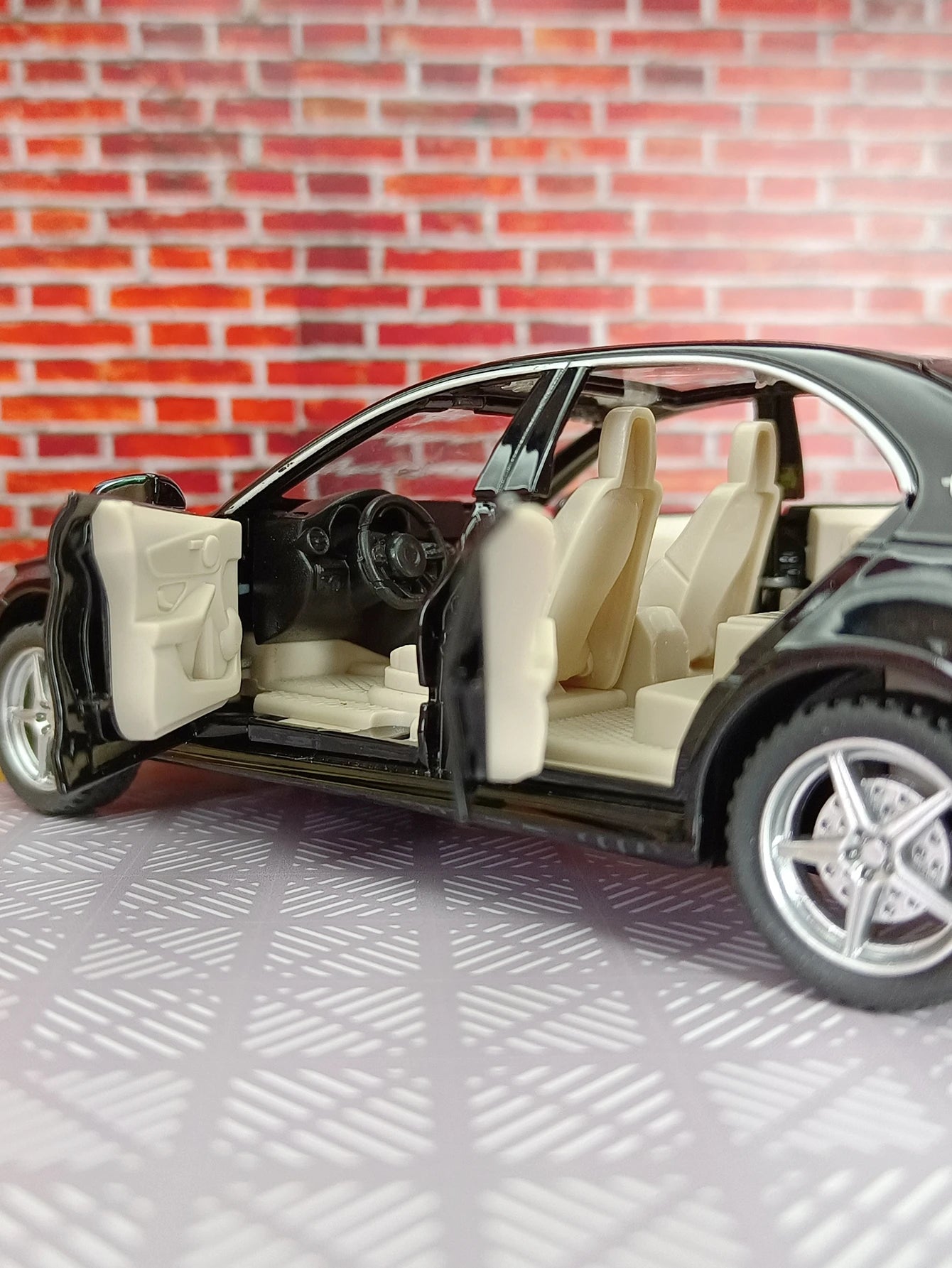 1:32 C260L alloy car model doors and the front hood and trunk door can be opened can be given as a birthday gift to children