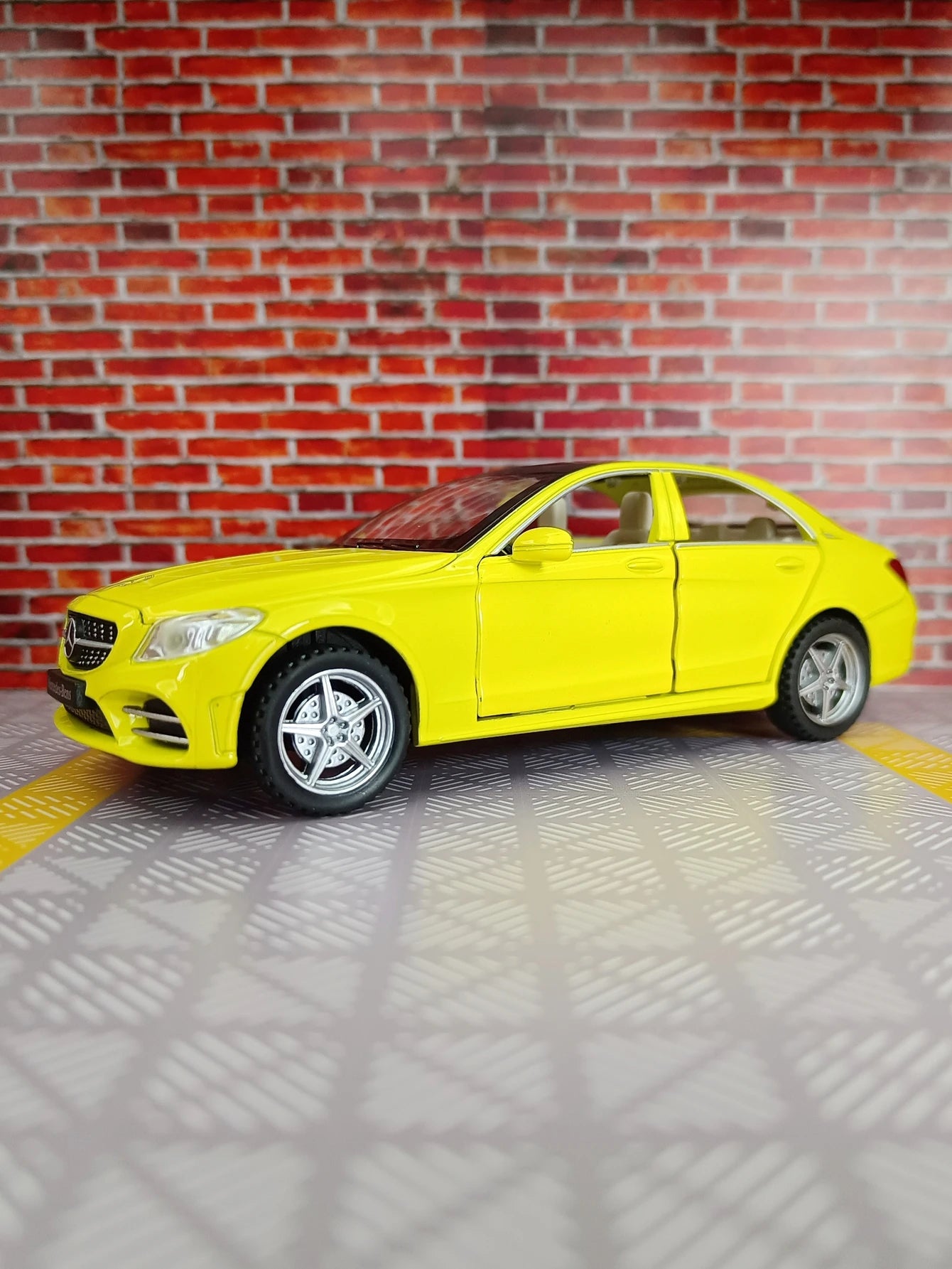 1:32 C260L alloy car model doors and the front hood and trunk door can be opened can be given as a birthday gift to children