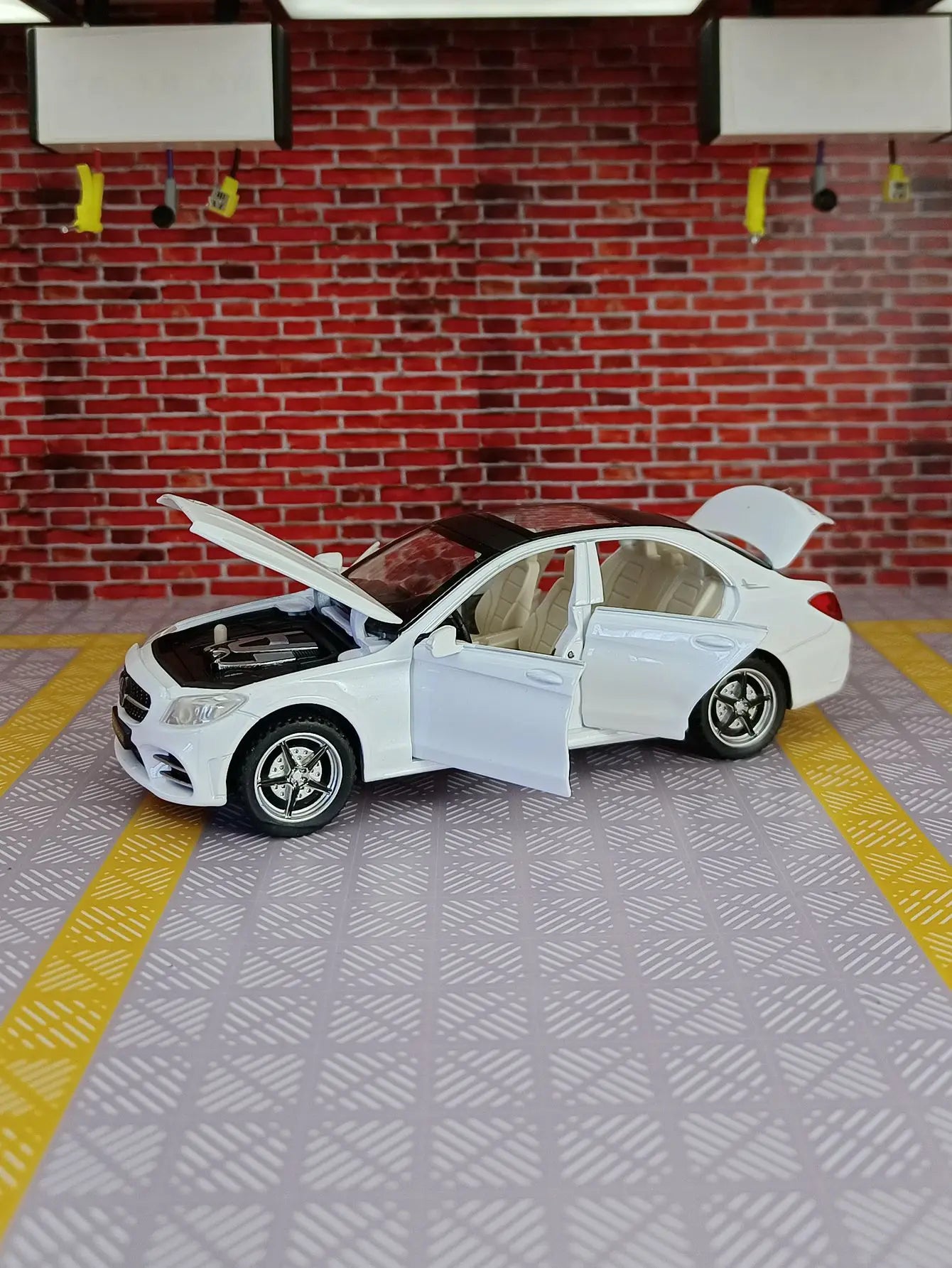 1:32 C260L alloy car model doors and the front hood and trunk door can be opened can be given as a birthday gift to children