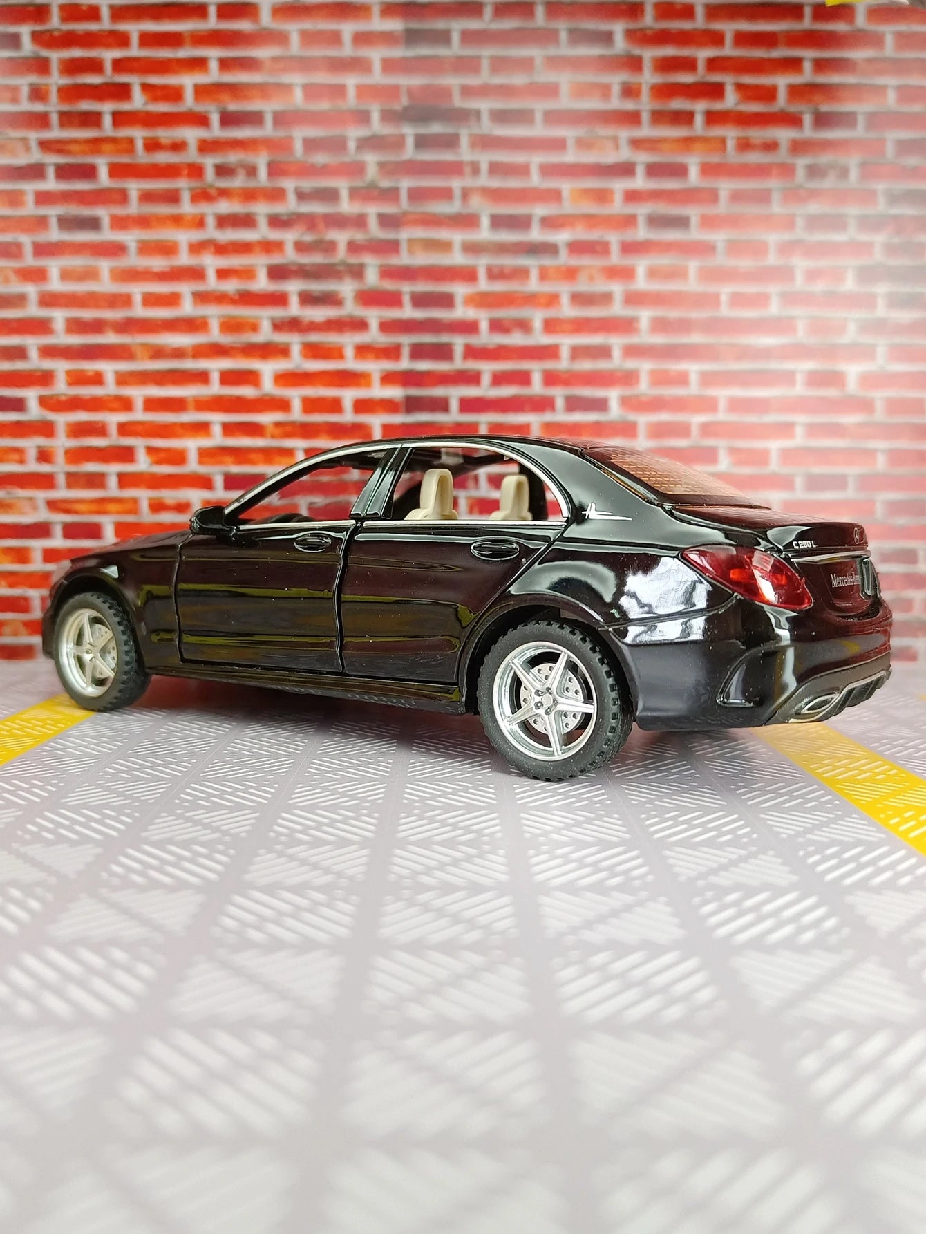 1:32 C260L alloy car model doors and the front hood and trunk door can be opened can be given as a birthday gift to children