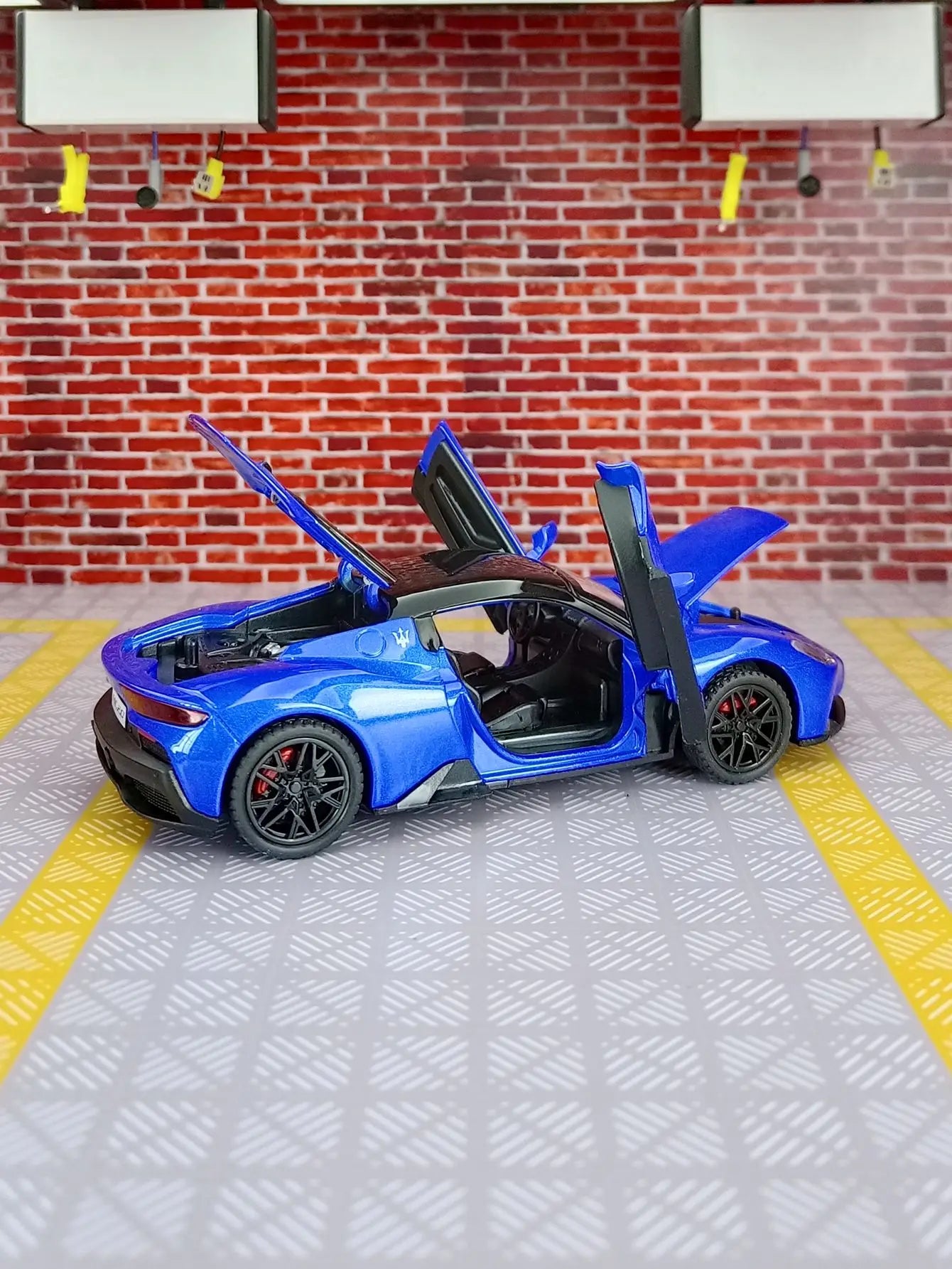 1:32 MC20 Alloy Sports Car Model doors and the front hood and trunk door can be opened has sound and lighting functions