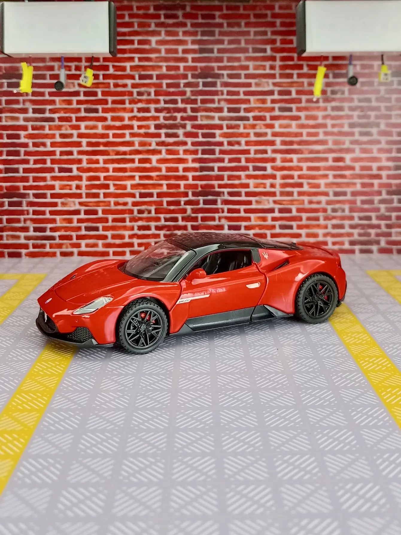 1:32 MC20 Alloy Sports Car Model doors and the front hood and trunk door can be opened has sound and lighting functions