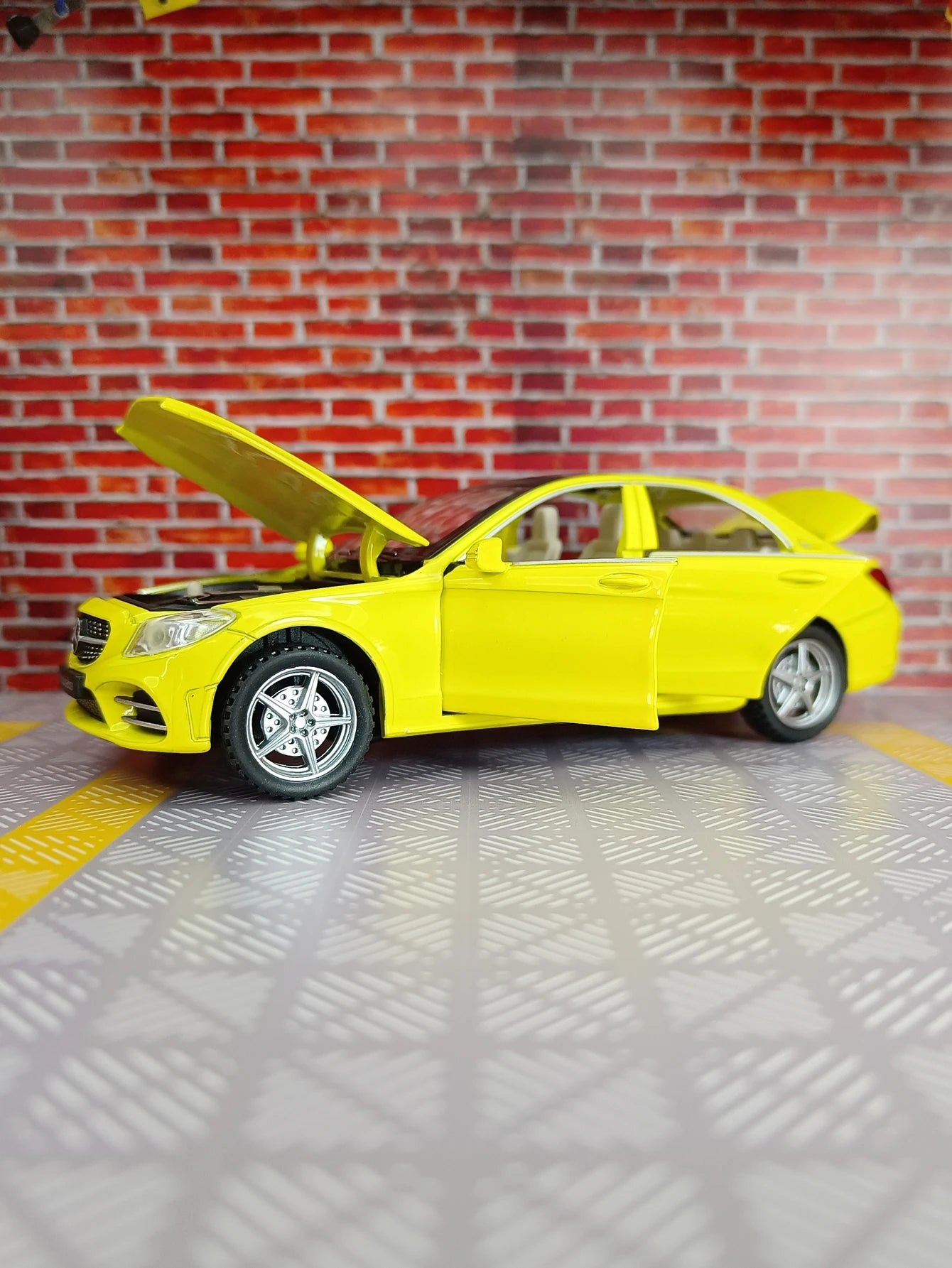 1:32 C260L alloy car model doors and the front hood and trunk door can be opened can be given as a birthday gift to children