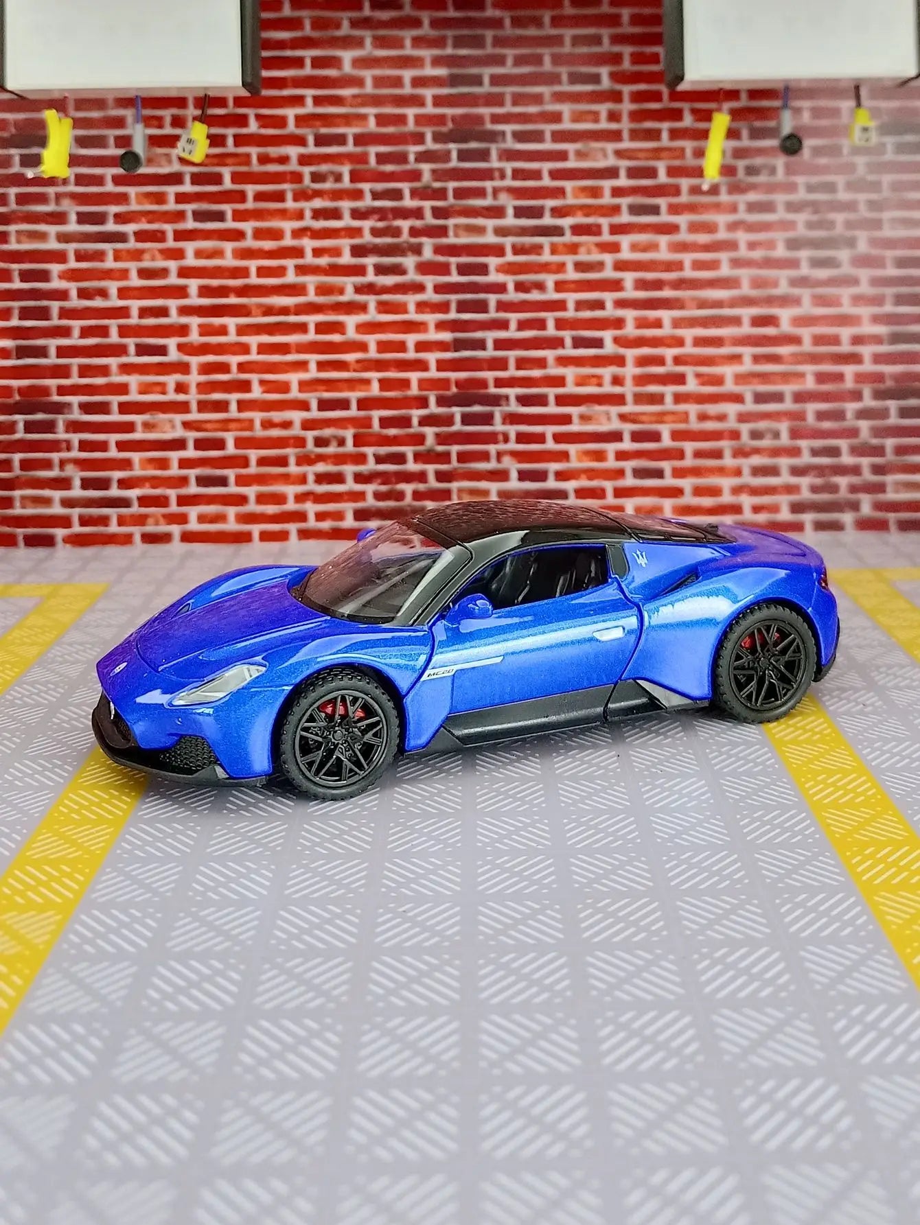 1:32 MC20 Alloy Sports Car Model doors and the front hood and trunk door can be opened has sound and lighting functions