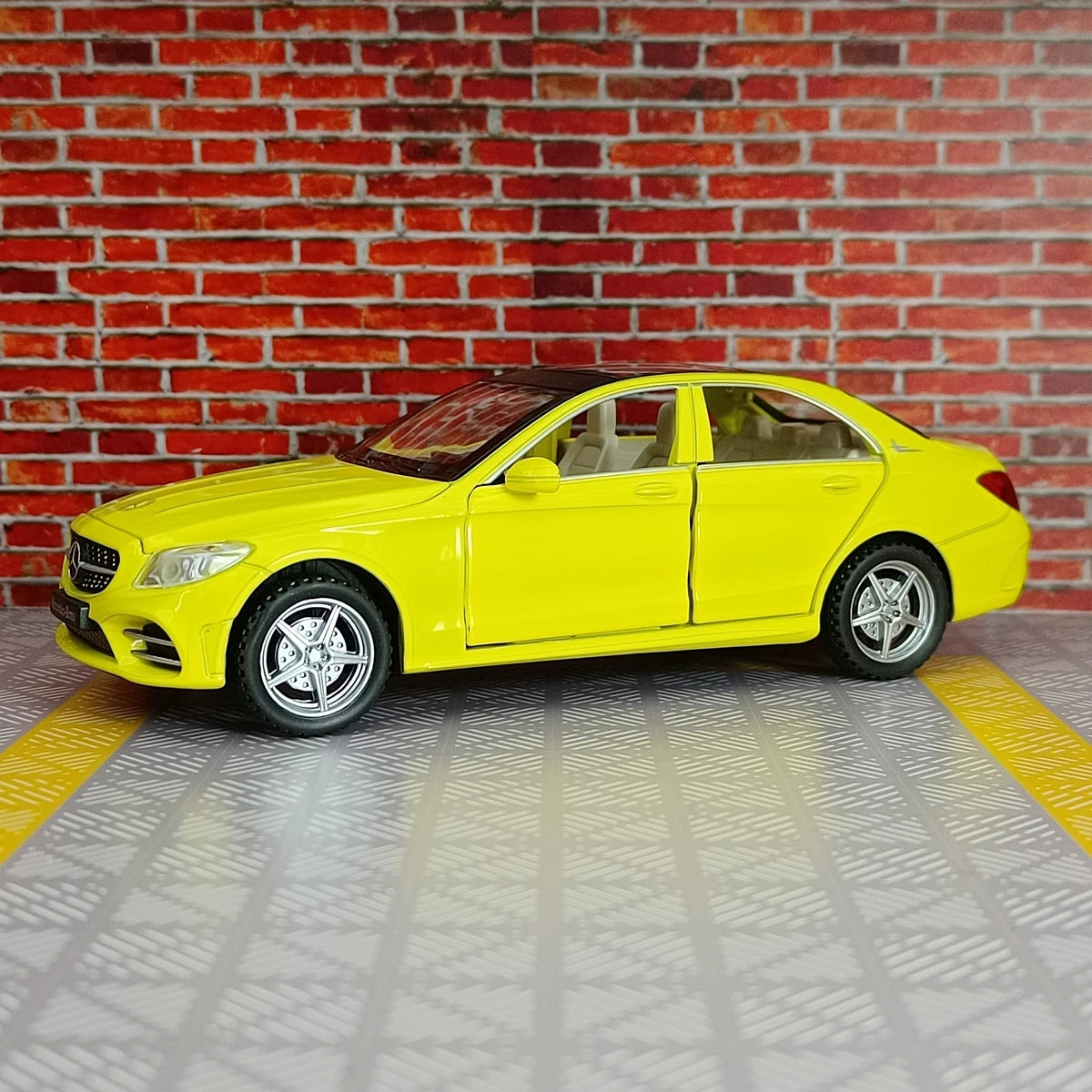 1:32 C260L alloy car model doors and the front hood and trunk door can be opened can be given as a birthday gift to children