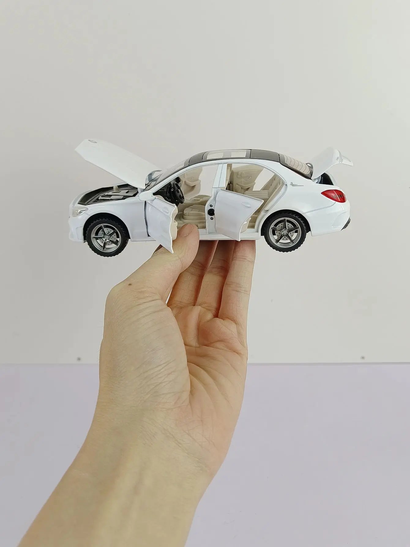 1:32 C260L alloy car model doors and the front hood and trunk door can be opened can be given as a birthday gift to children