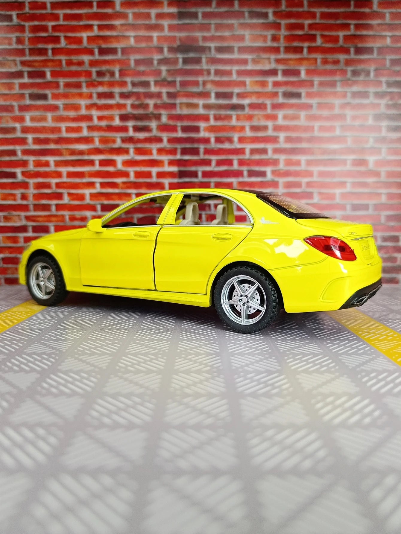 1:32 C260L alloy car model doors and the front hood and trunk door can be opened can be given as a birthday gift to children