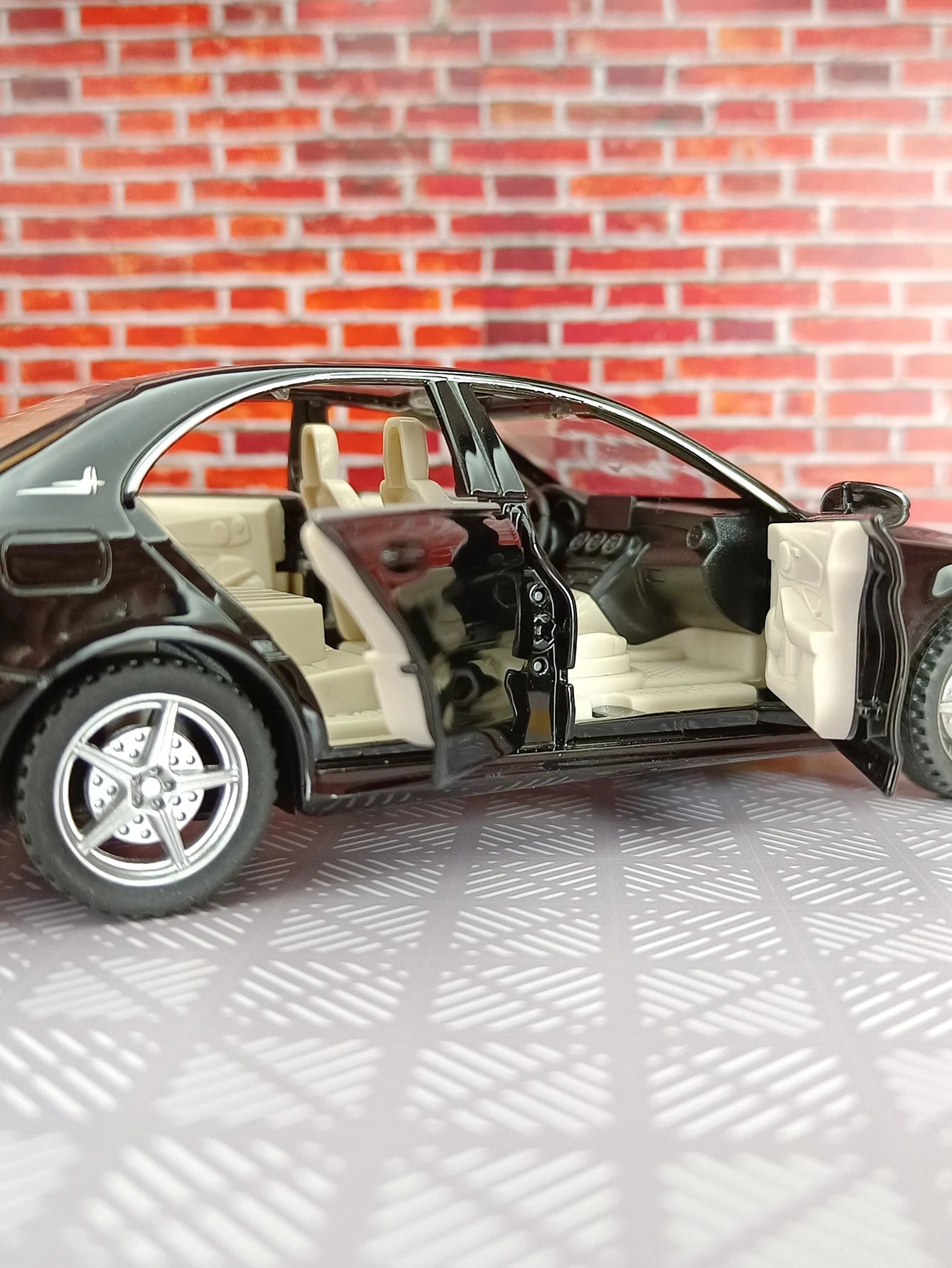 1:32 C260L alloy car model doors and the front hood and trunk door can be opened can be given as a birthday gift to children