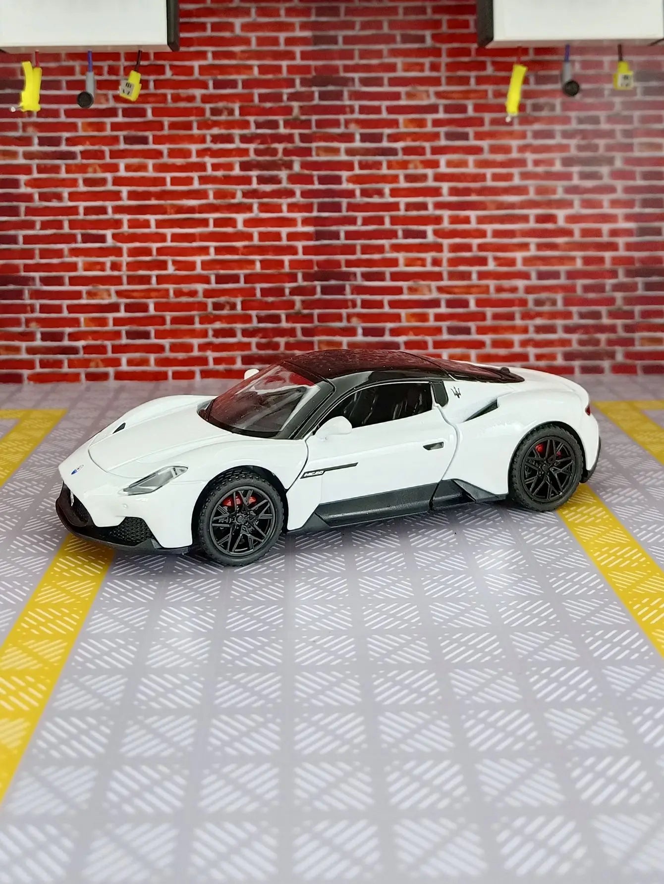 1:32 MC20 Alloy Sports Car Model doors and the front hood and trunk door can be opened has sound and lighting functions