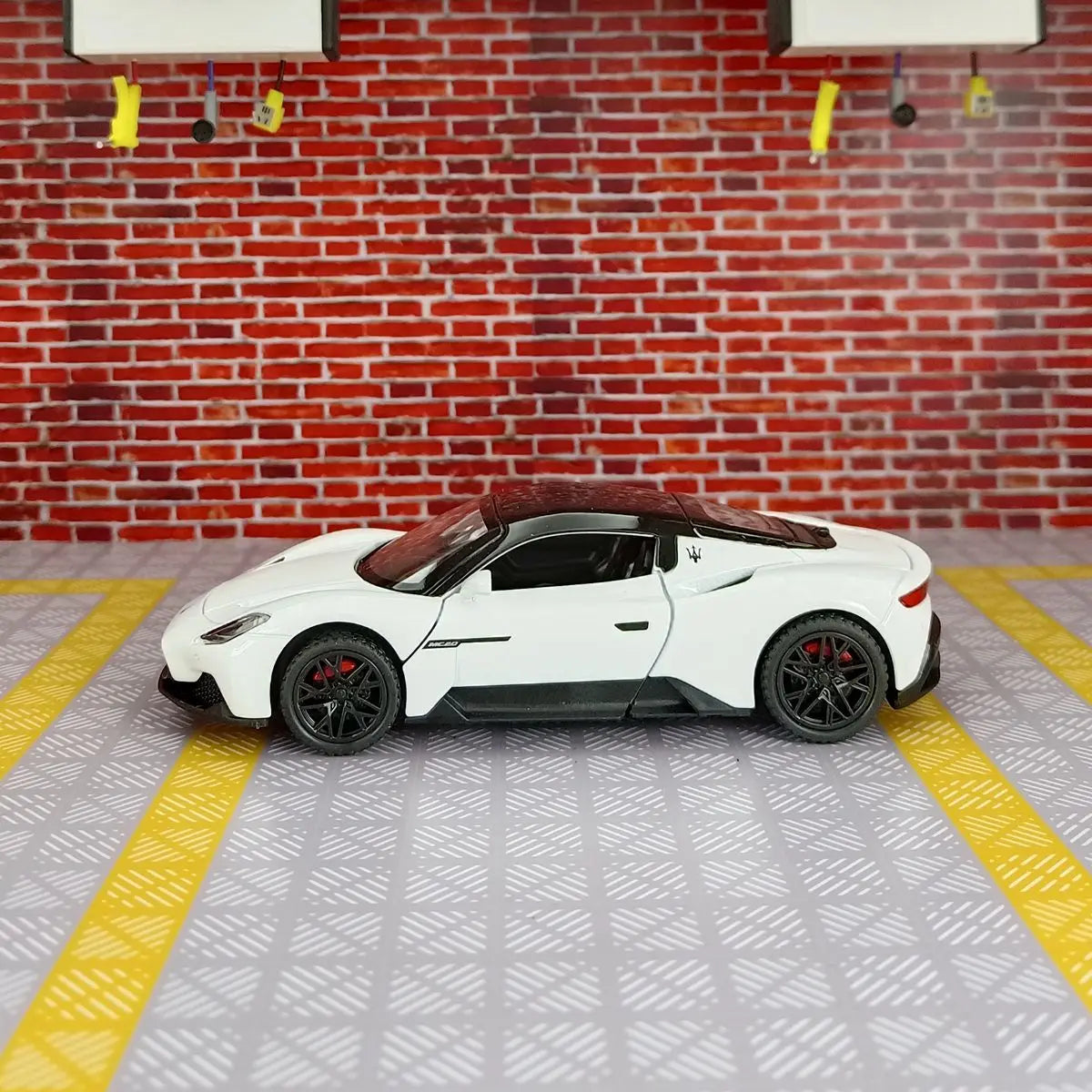 1:32 MC20 Alloy Sports Car Model doors and the front hood and trunk door can be opened has sound and lighting functions