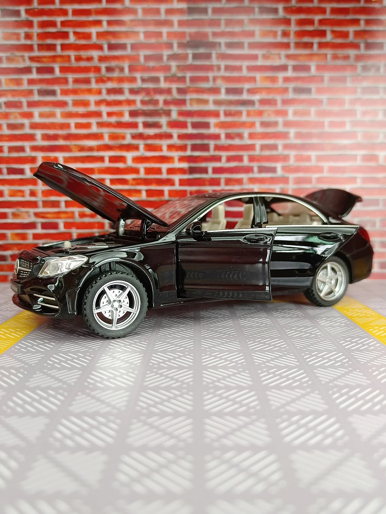 1:32 C260L alloy car model doors and the front hood and trunk door can be opened can be given as a birthday gift to children