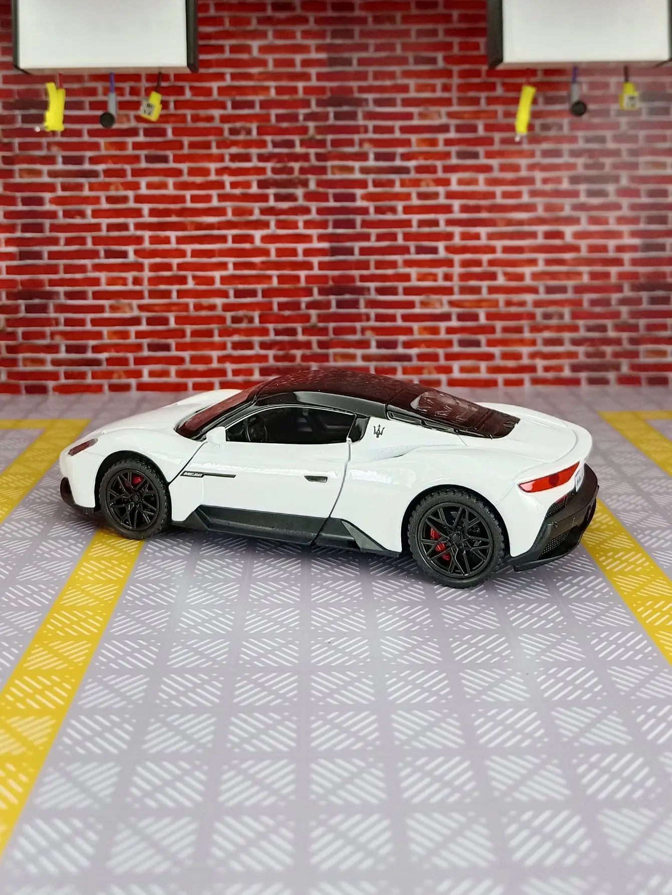 1:32 MC20 Alloy Sports Car Model doors and the front hood and trunk door can be opened has sound and lighting functions