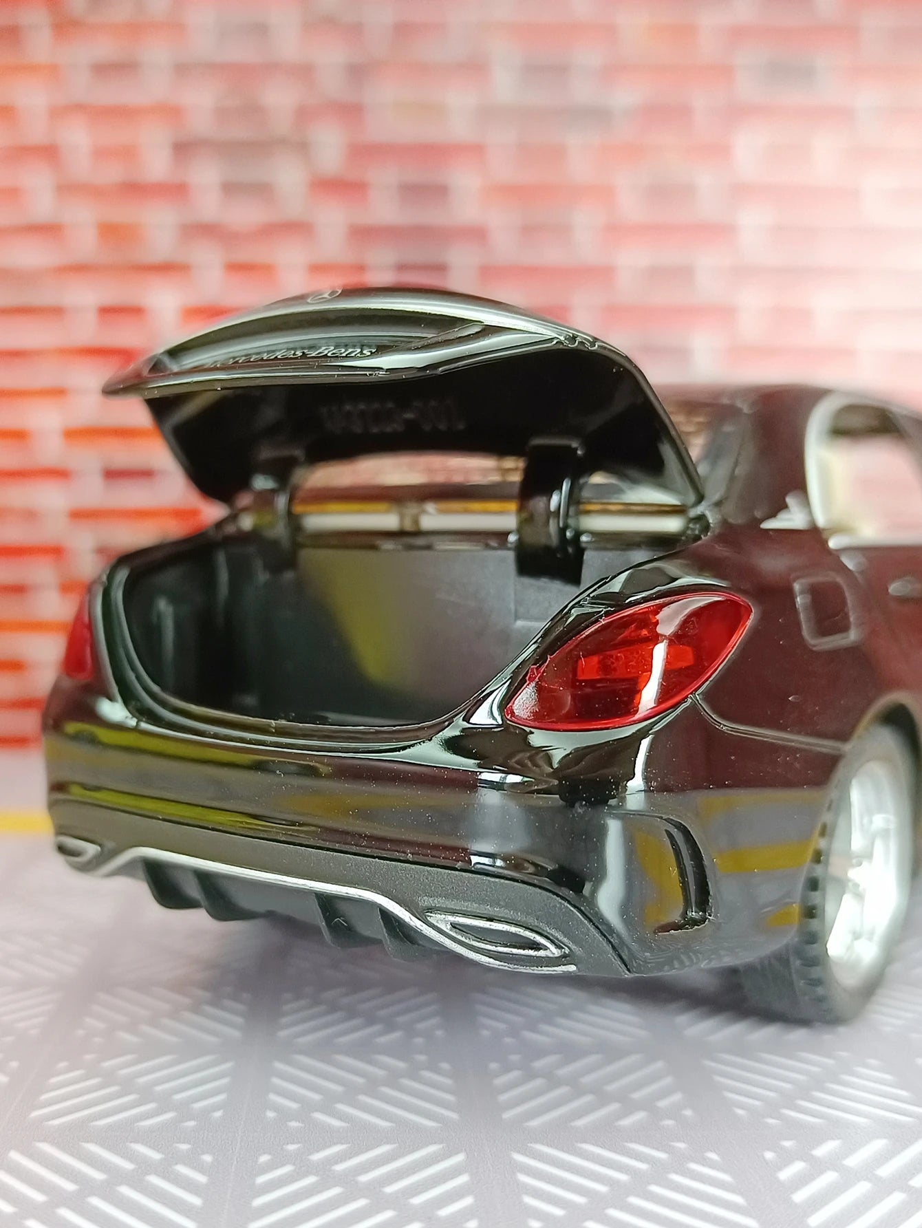 1:32 C260L alloy car model doors and the front hood and trunk door can be opened can be given as a birthday gift to children