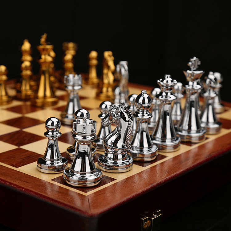 High-end metal chess pieces and wooden chess board from American Smart EP, perfect for international chess gameplay and gifting