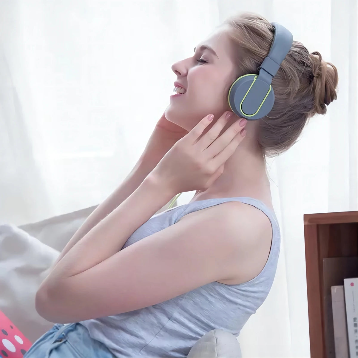 American Smart EP wired head-mounted earphones with microphone, designed for e-sports gaming and phone or computer calls.