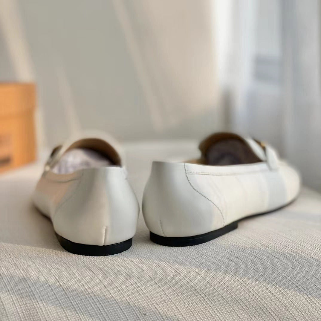 White and black leather Oxford shoes with metal buckle, flat heel, British retro style, suitable for office and career wear for women.