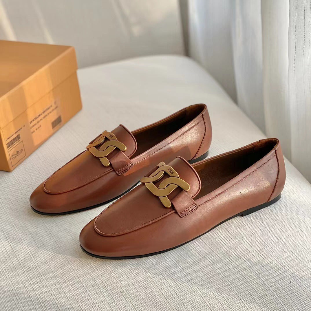 White and black leather Oxford shoes with metal buckle, flat heel, British retro style, suitable for office and career wear for women.
