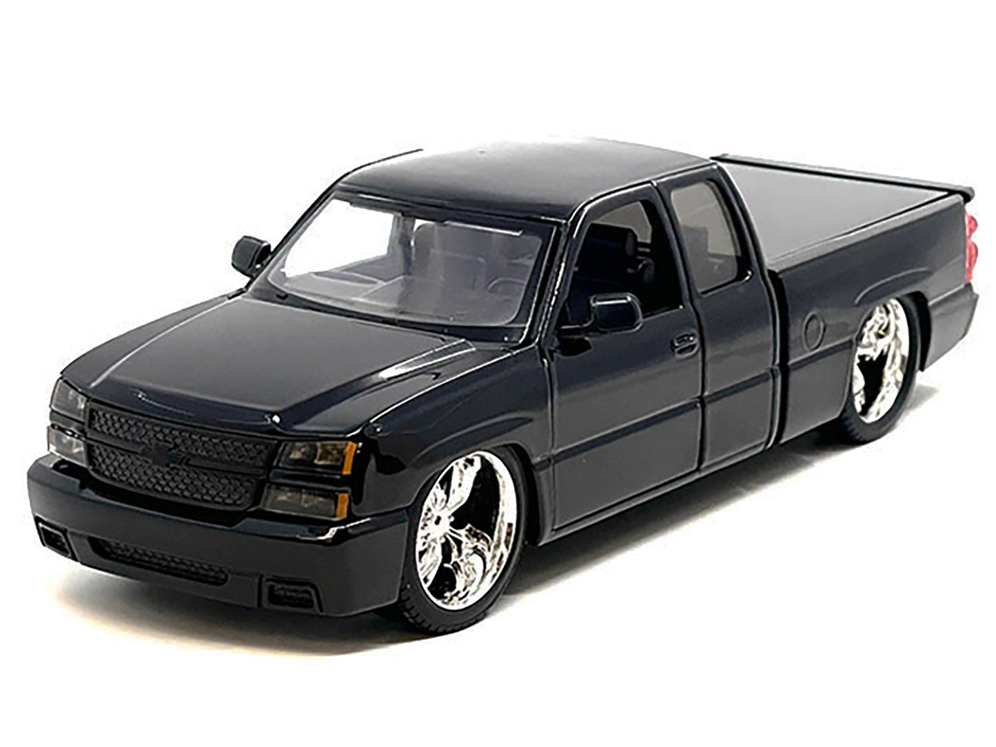 Black 2006 Chevrolet Silverado die-cast pickup truck model by Motormax, part of the Custom Collection, 1/25 scale.